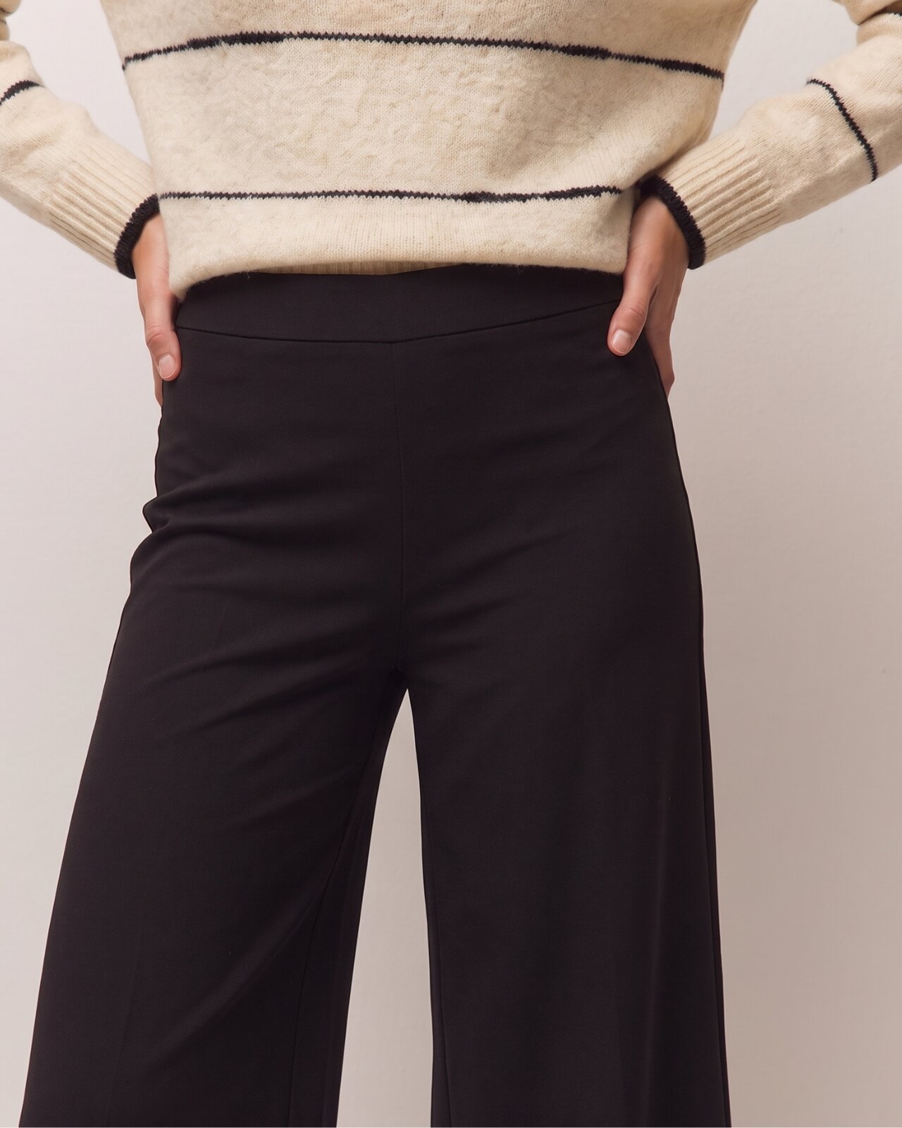 Pantalón ancho de mujer con goma en la cintura y tejido elástico - System Action - Negro Negro-5