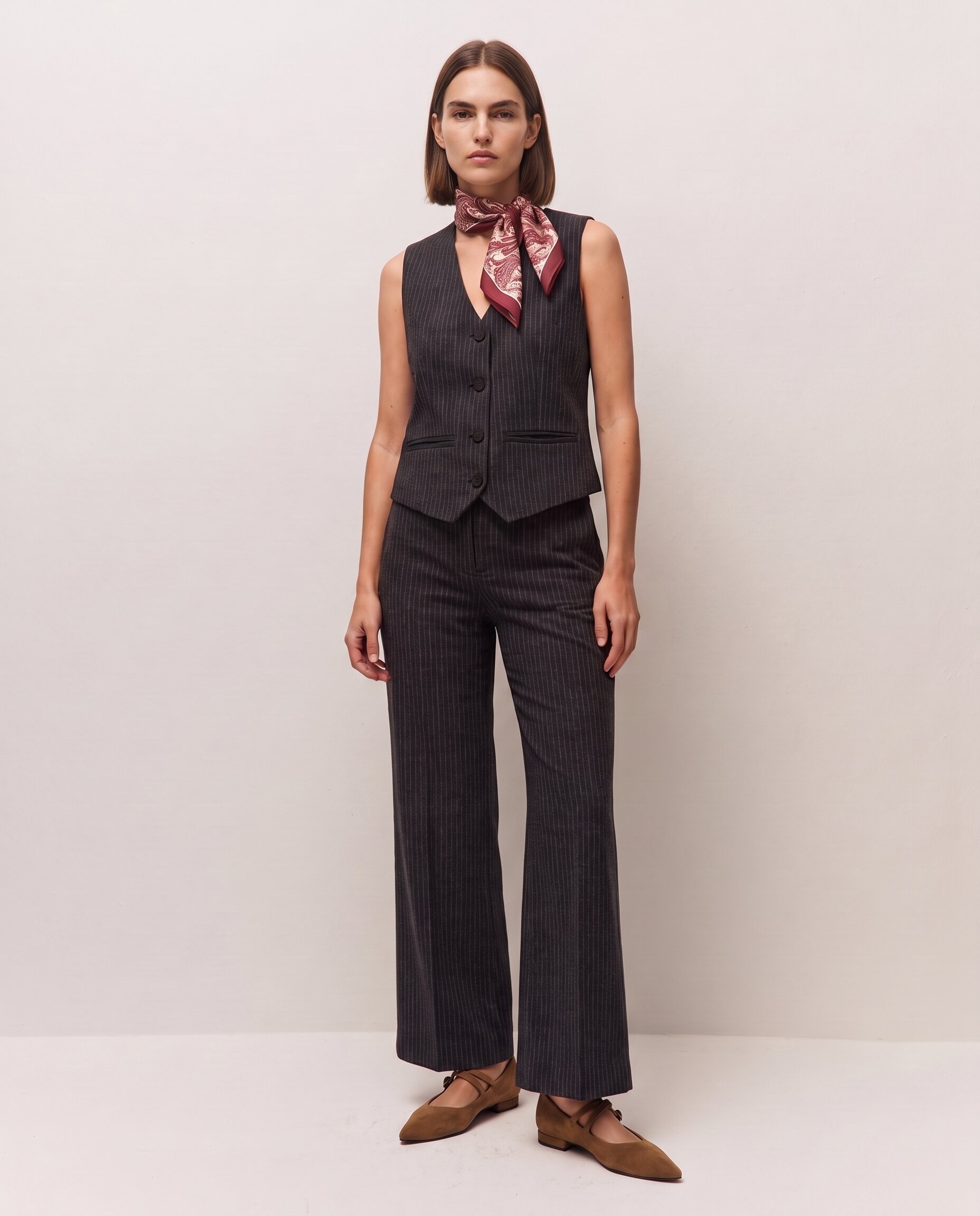 Pantalón de mujer entallado de cadera y con raya diplomática - System Action - Gris Gris-1