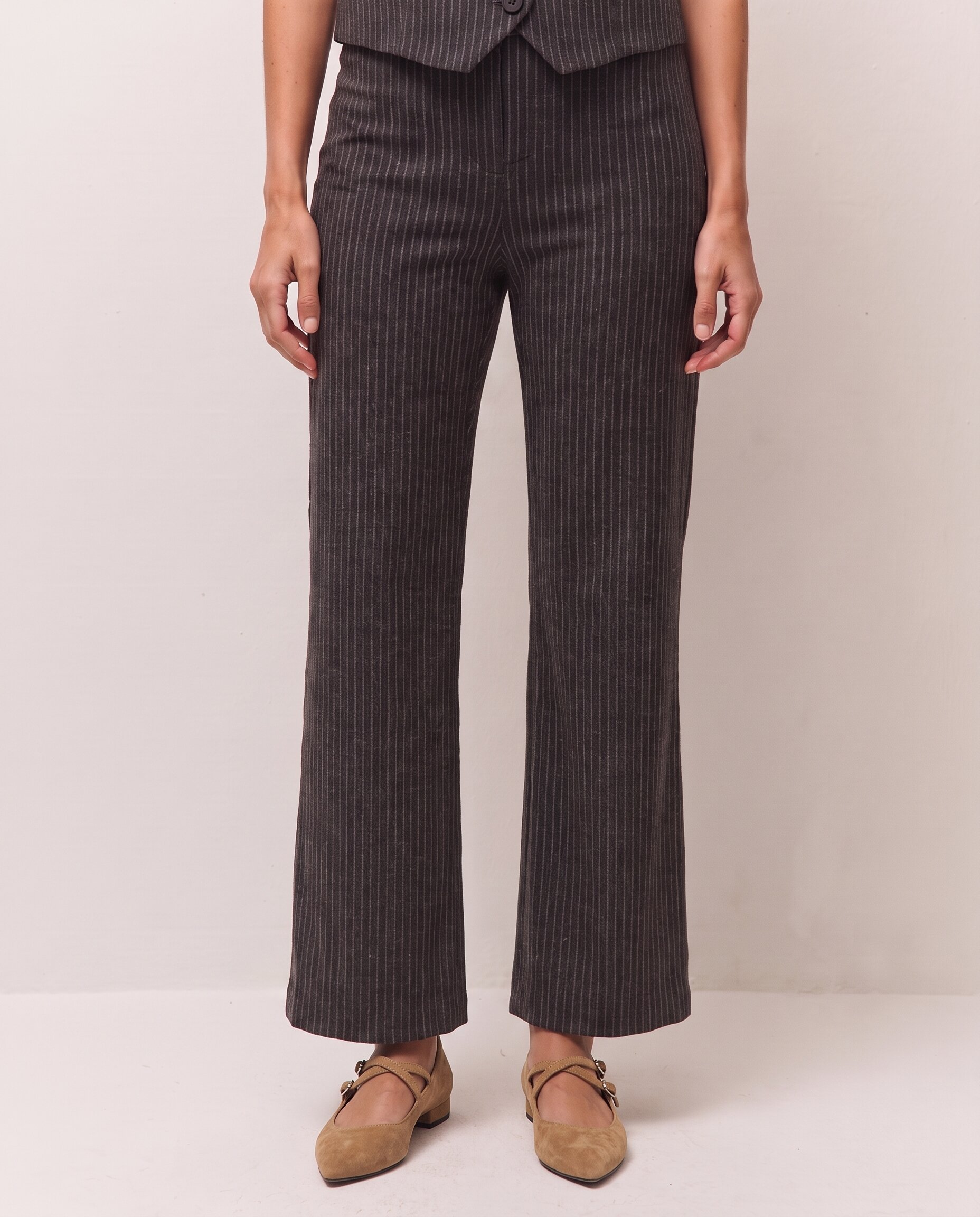 Pantalón de mujer entallado de cadera y con raya diplomática - System Action - Gris Gris-2