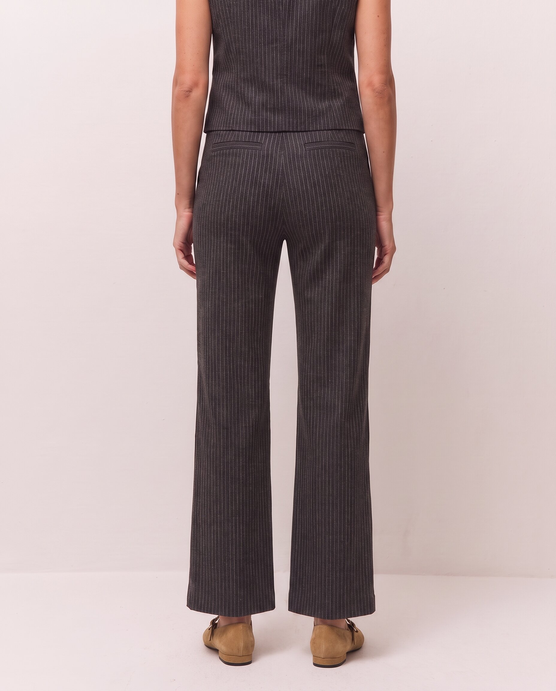 Pantalón de mujer entallado de cadera y con raya diplomática - System Action - Gris Gris-3