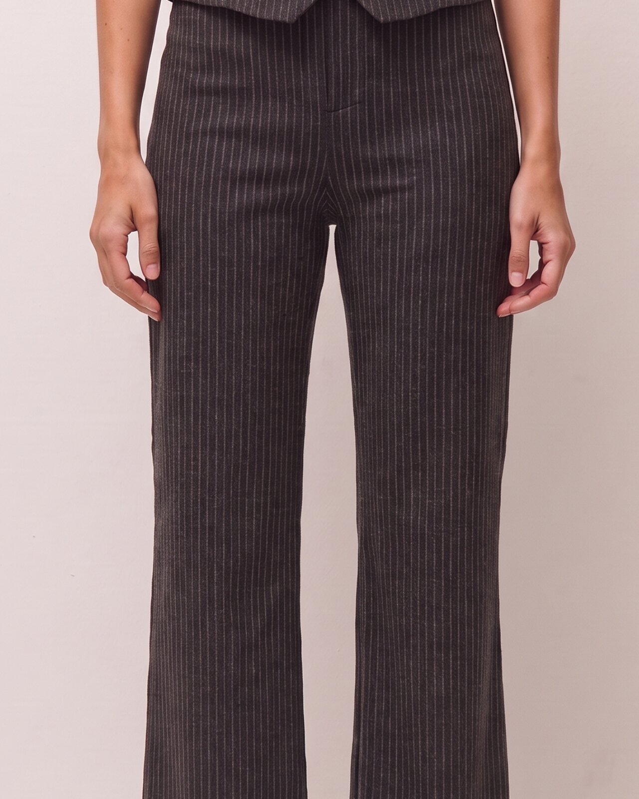Pantalón de mujer entallado de cadera y con raya diplomática - System Action - Gris Gris-4