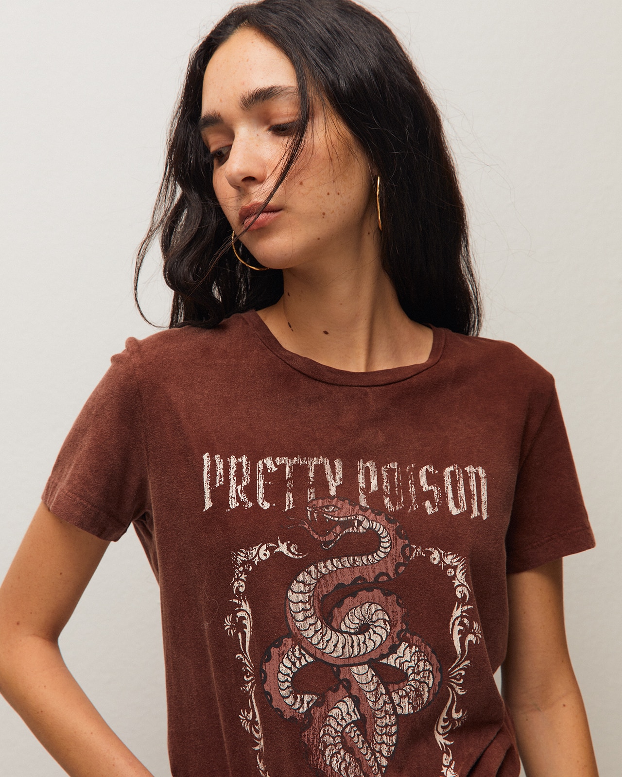 Camiseta de mujer con estampado posicional y cuello redondo - System Action - Marrón Marrón-4