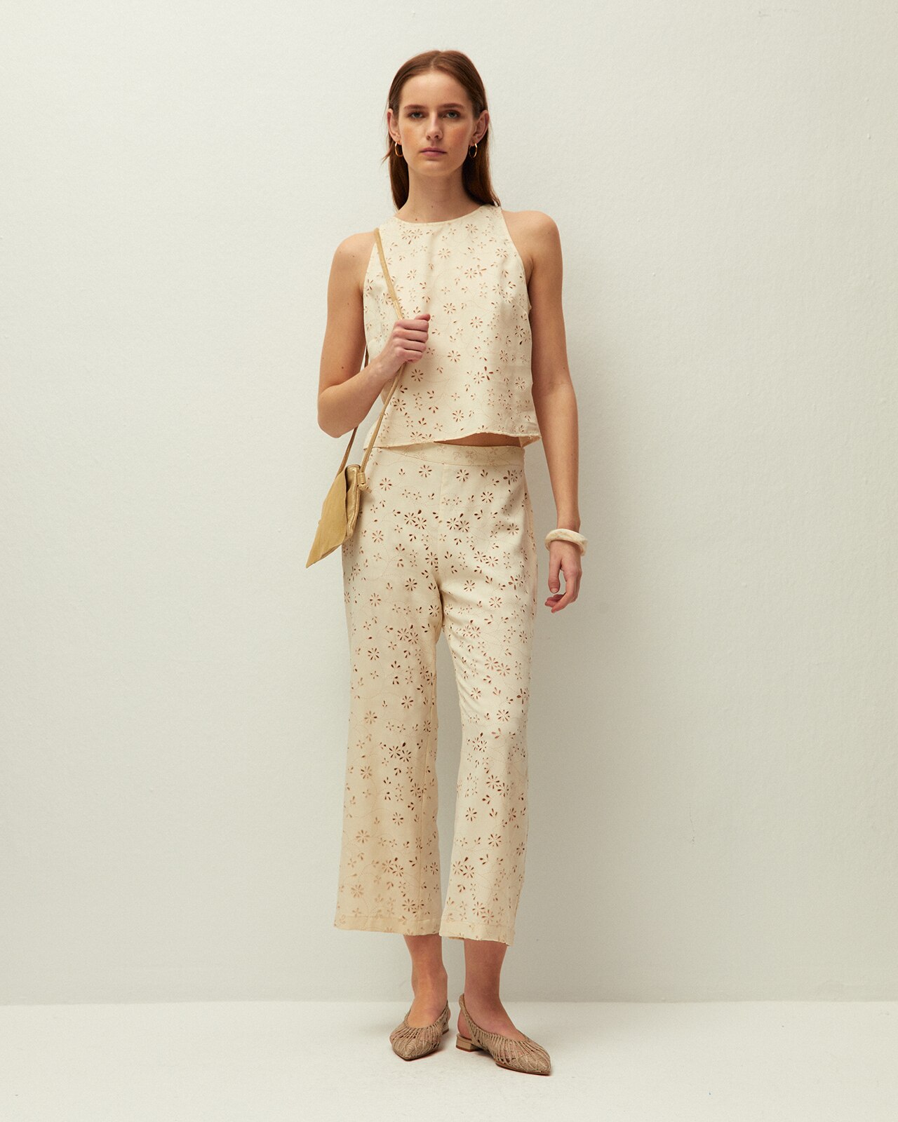 System Action - Pantalón capri de mujer con calados y de cintura media.