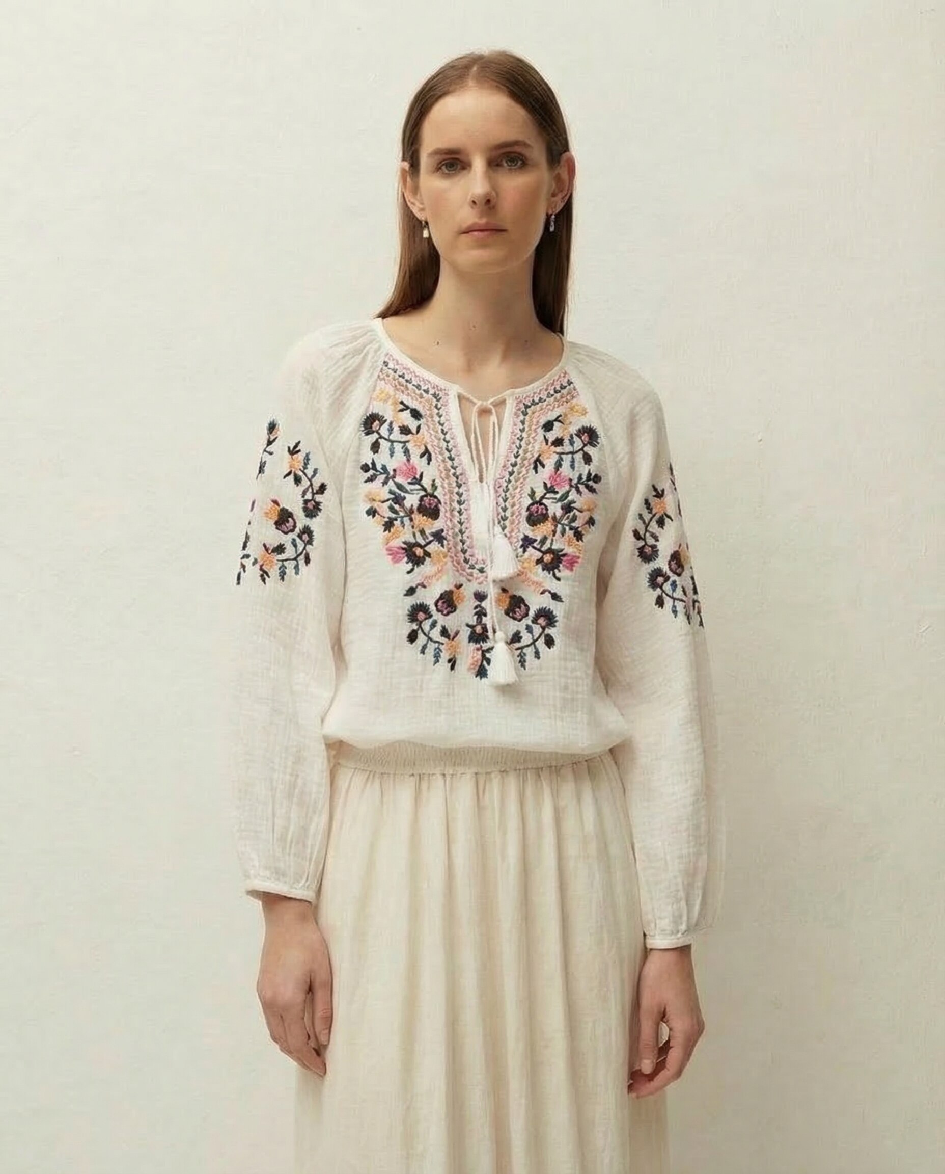 System Action - Camisa de mujer bordada y con escote mao.