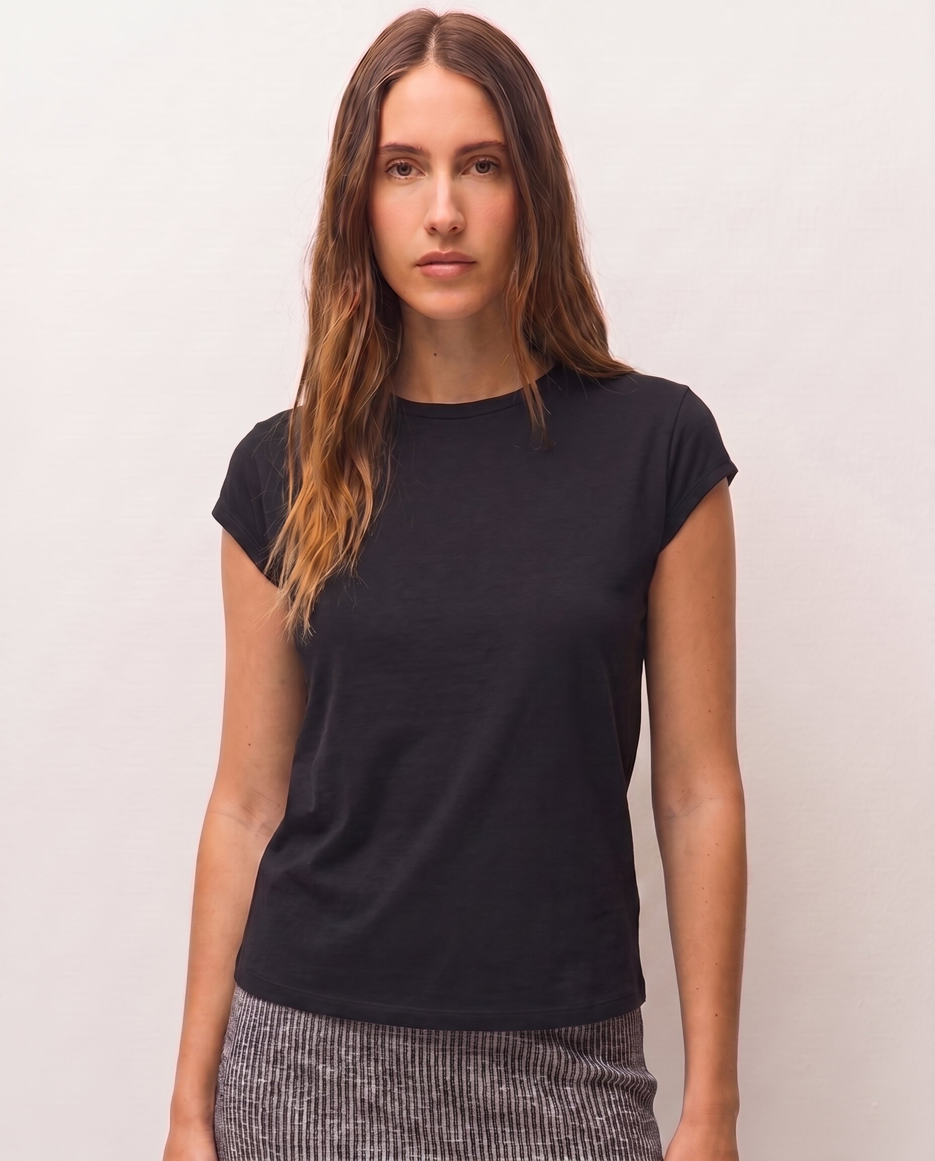 Imagen 0 de Camiseta básica de mujer en manga corta y escote redondo Negro