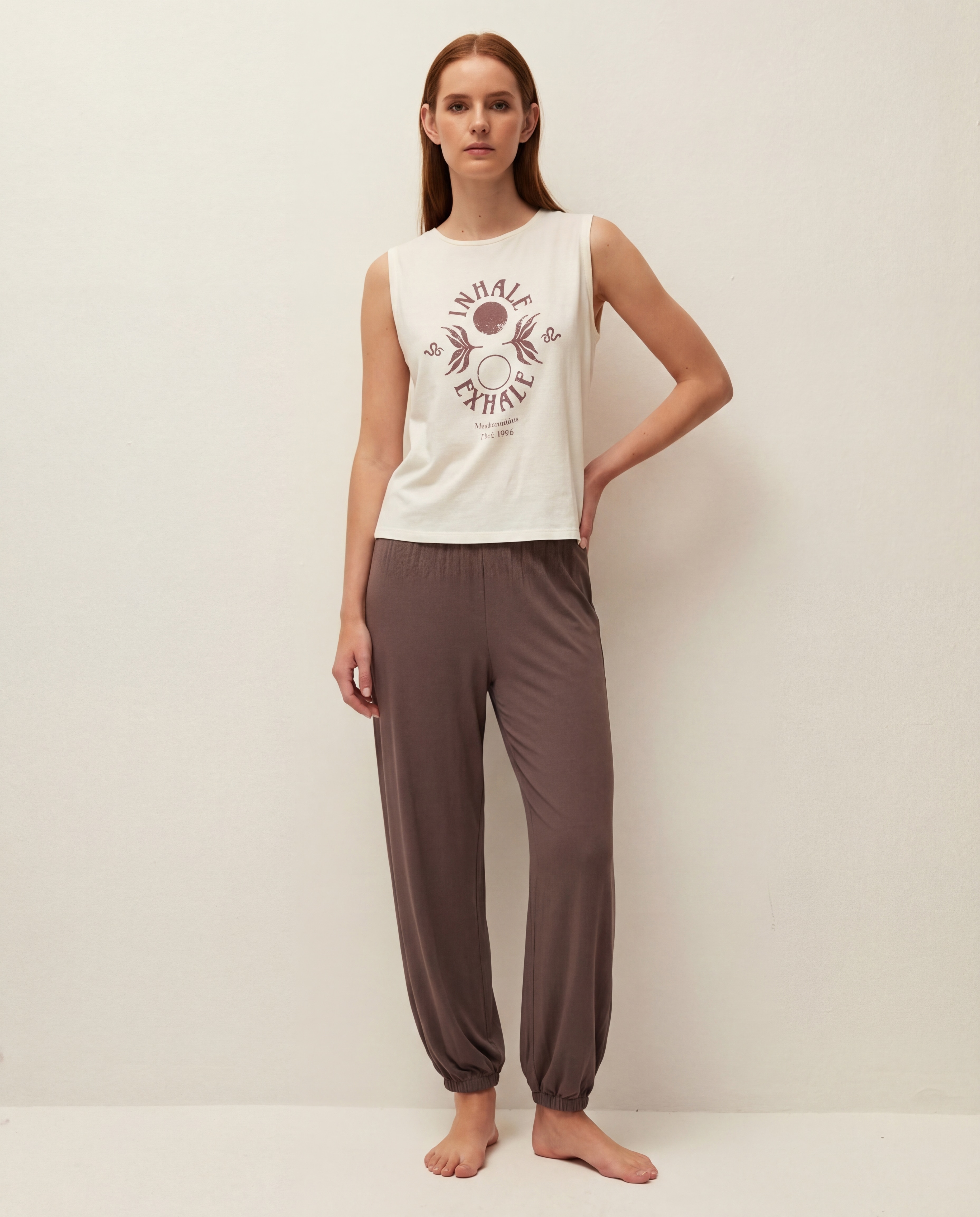 Imagen 0 de Camiseta de mujer con print posicional y sin mangas Crudo