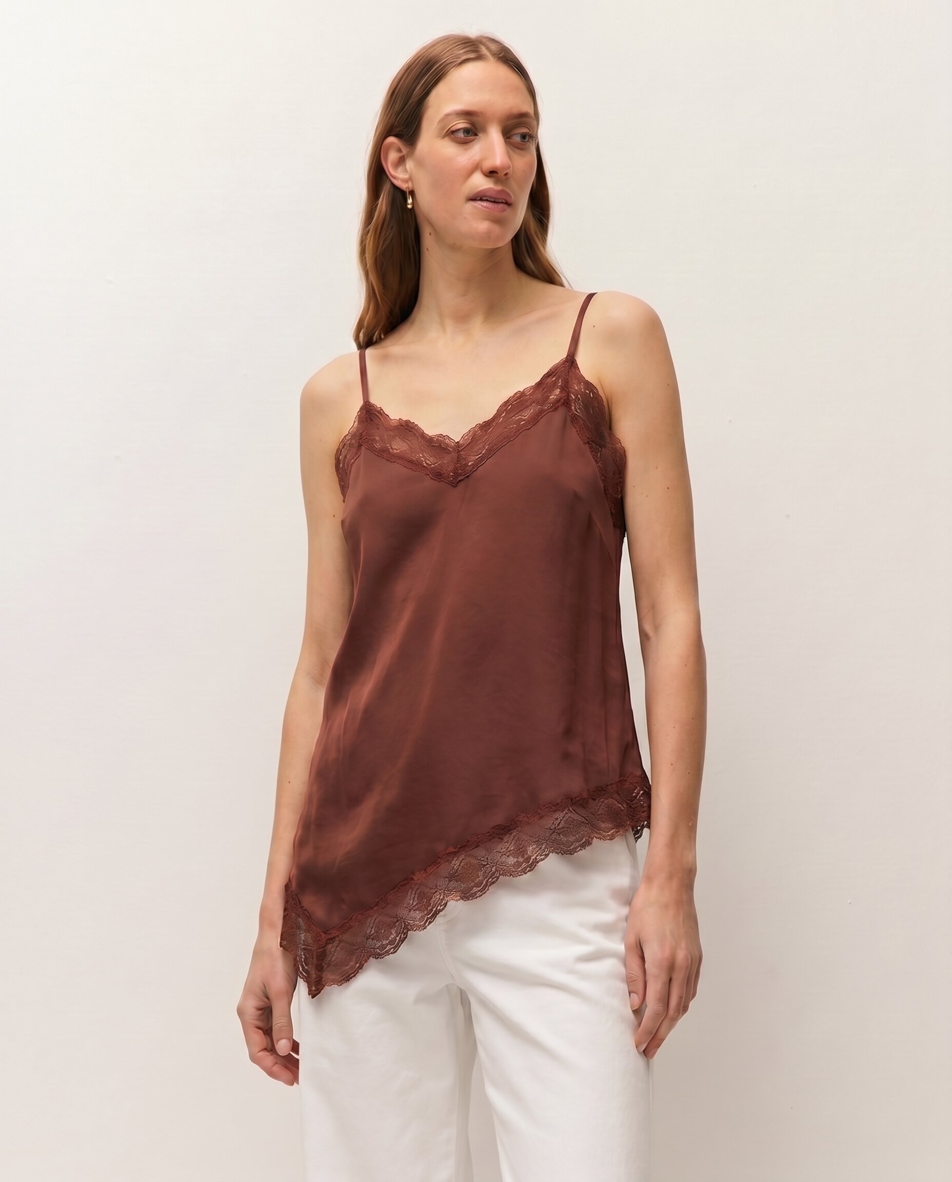 Imagen 0 de Top de mujer asimétrico lace con detalles de encaje en el escote Marrón