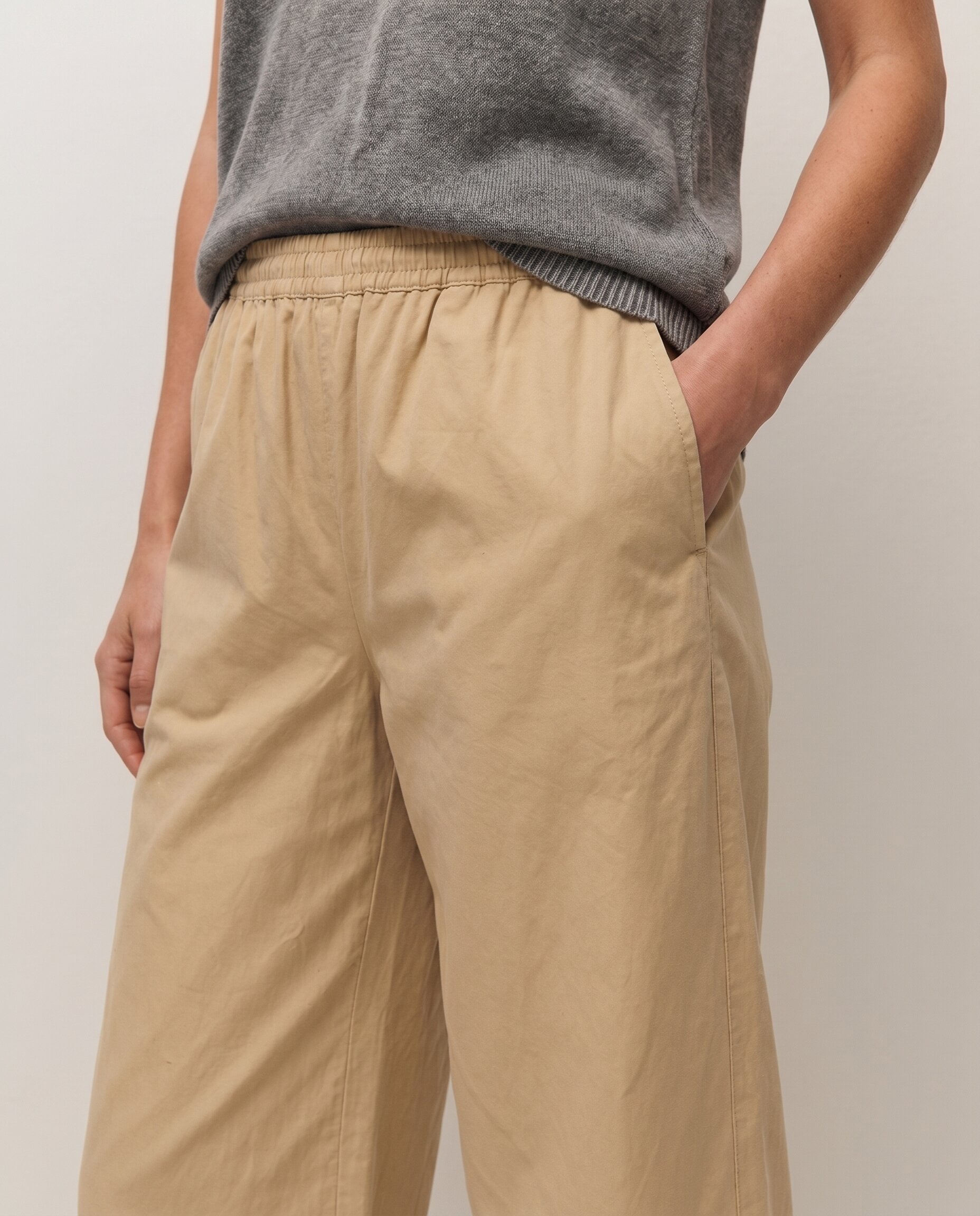Pantalón recto tipo barrel de mujer con goma en la cintura y bolsillos laterales - System Action - Beige Beige-4