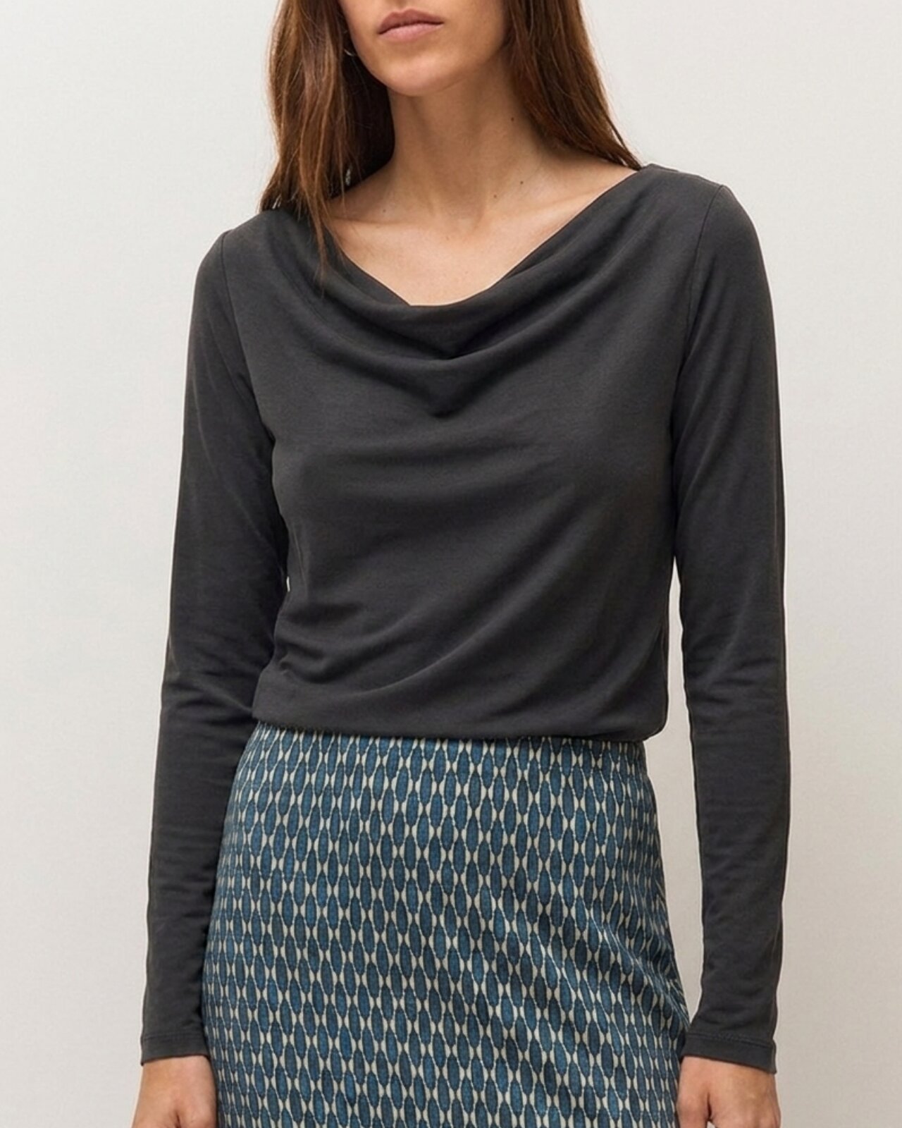 Camiseta de mujer de manga larga y escote drapeado - System Action - Gris oscuro Gris oscuro-4