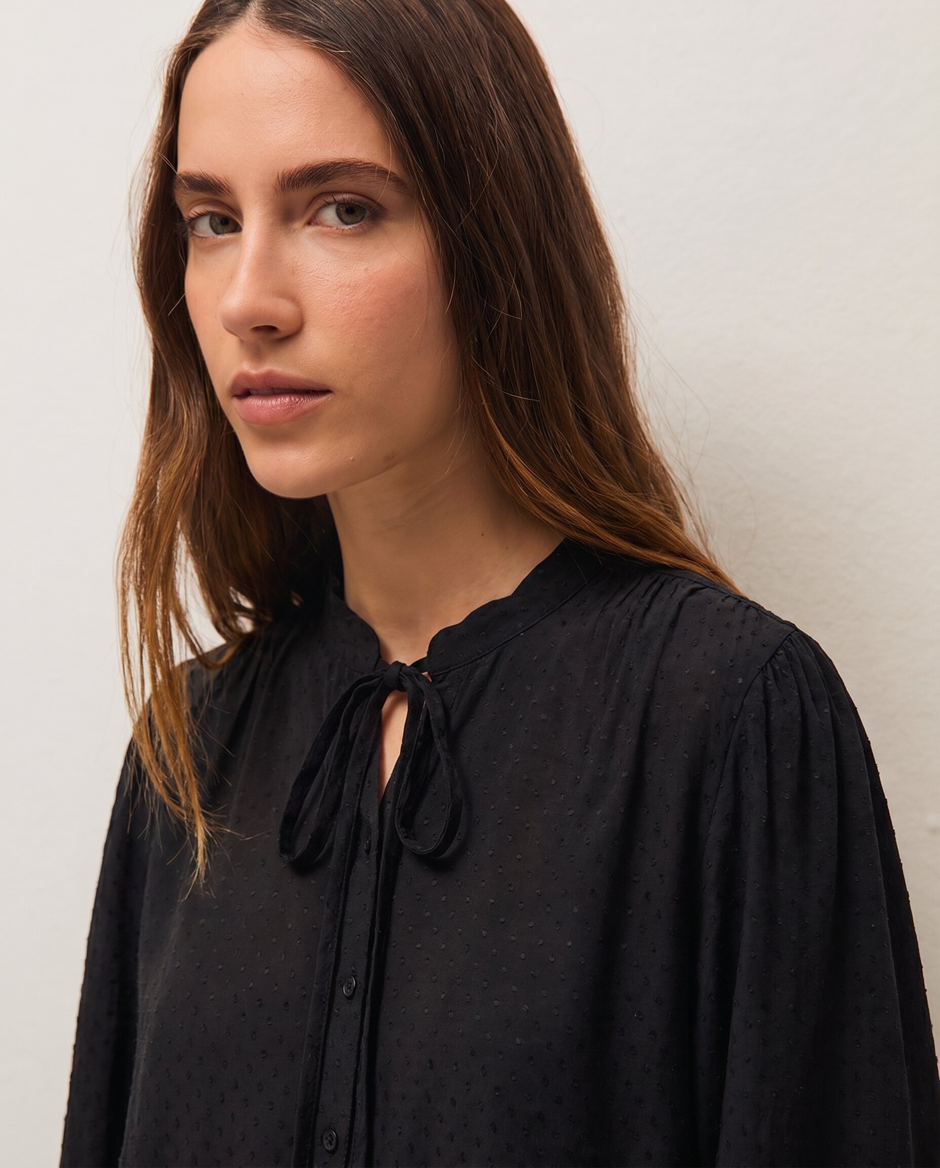 Camisa de mujer con escote mao y detalle de lazo - System Action - Negro Negro-4