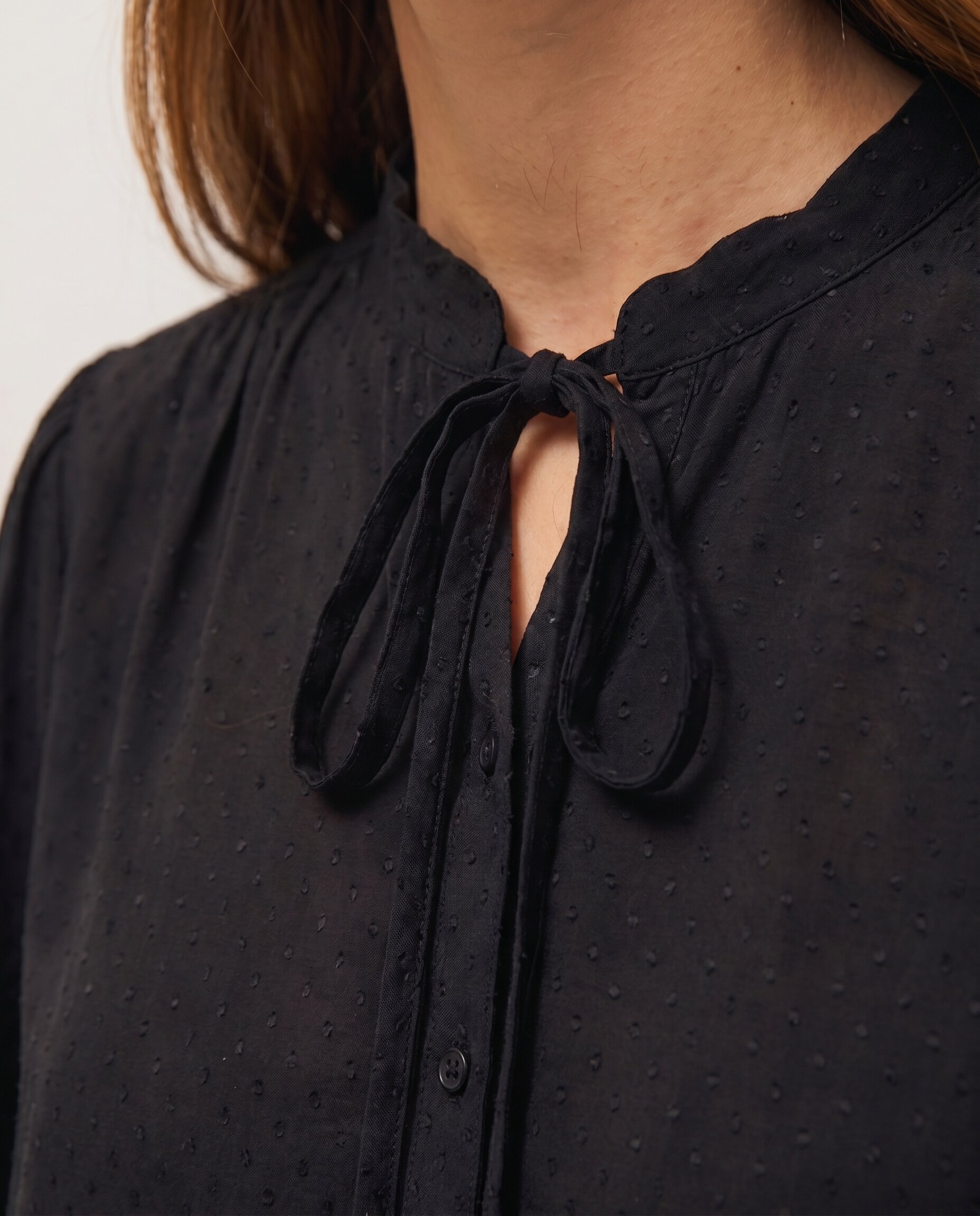 Camisa de mujer con escote mao y detalle de lazo - System Action - Negro Negro-5