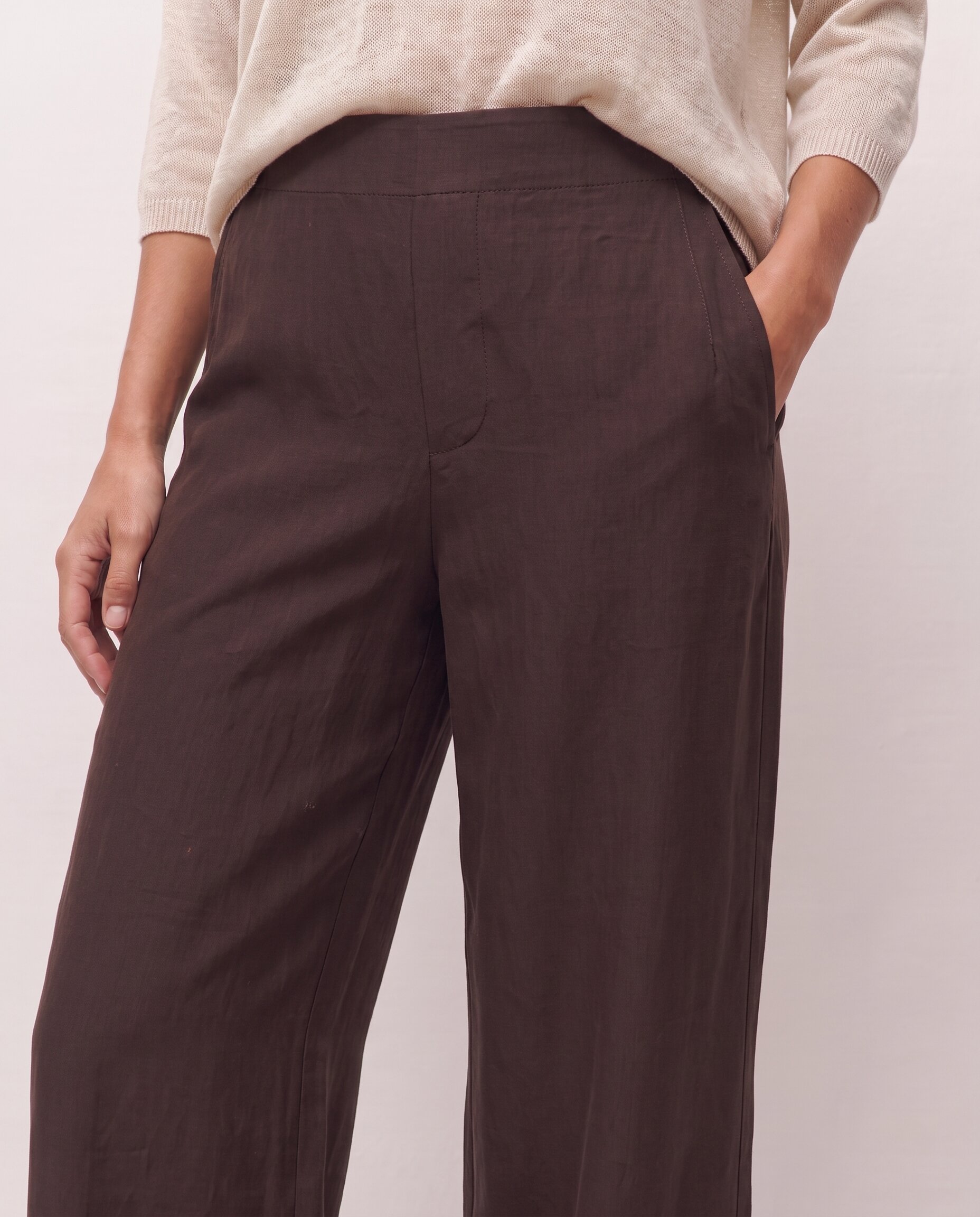 Pantalón de vestir de mujer en tejido de cupro con goma en la cintura - System Action - Marrón Marrón-4