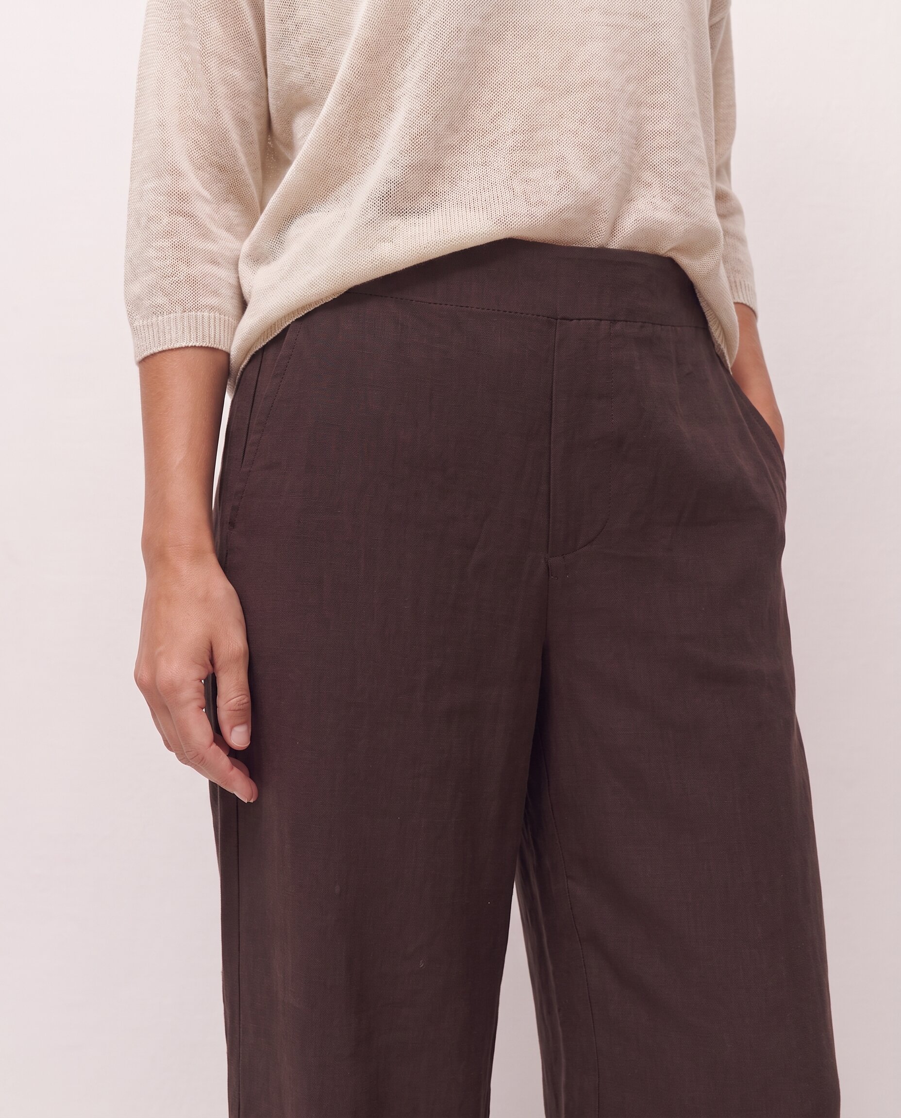 Pantalón de vestir de mujer en tejido de cupro con goma en la cintura - System Action - Marrón Marrón-5