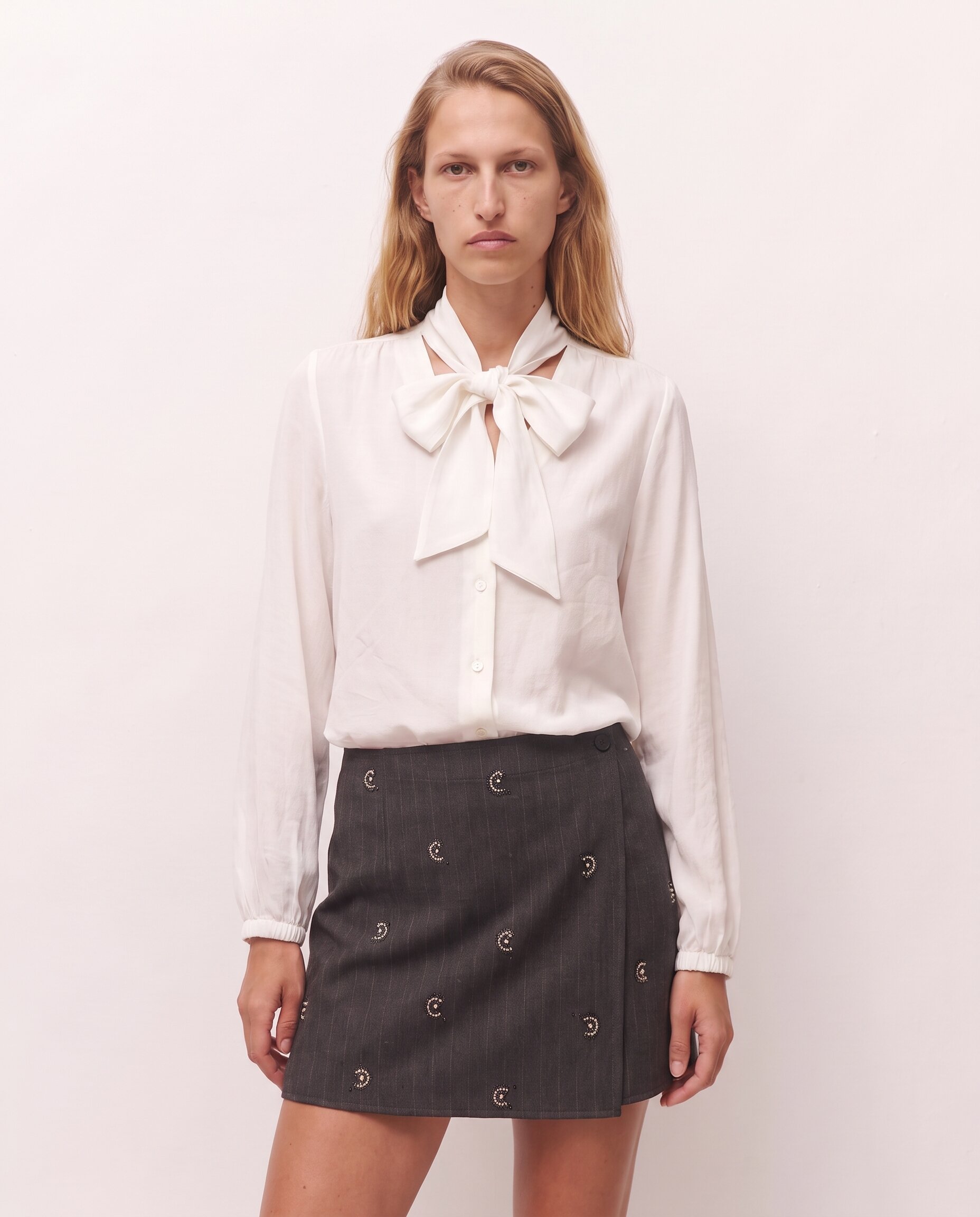 Imagen 0 de Camisa de mujer con lazo en el cuello y puños con goma Blanco