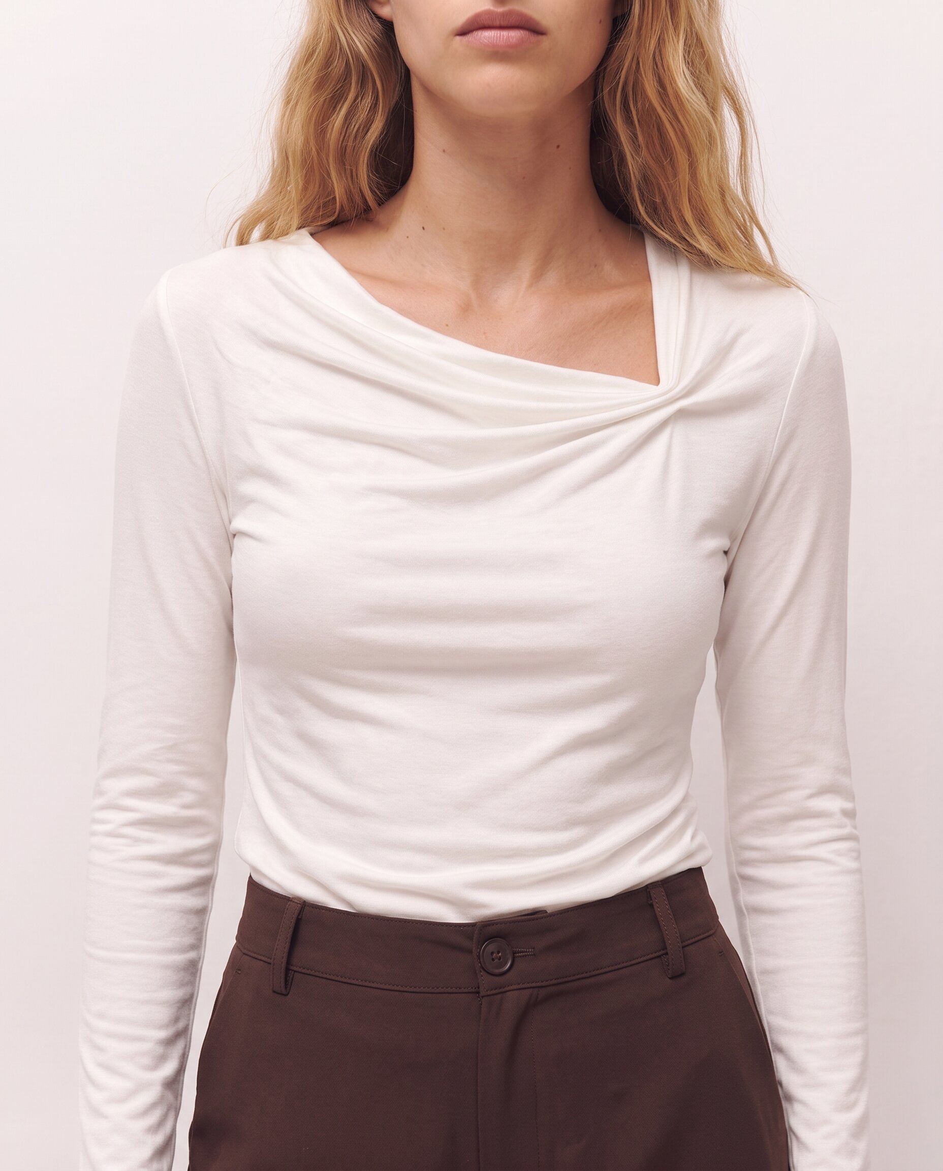 Camiseta de mujer con frunce en el escote y manga larga - System Action - Crudo Crudo-4