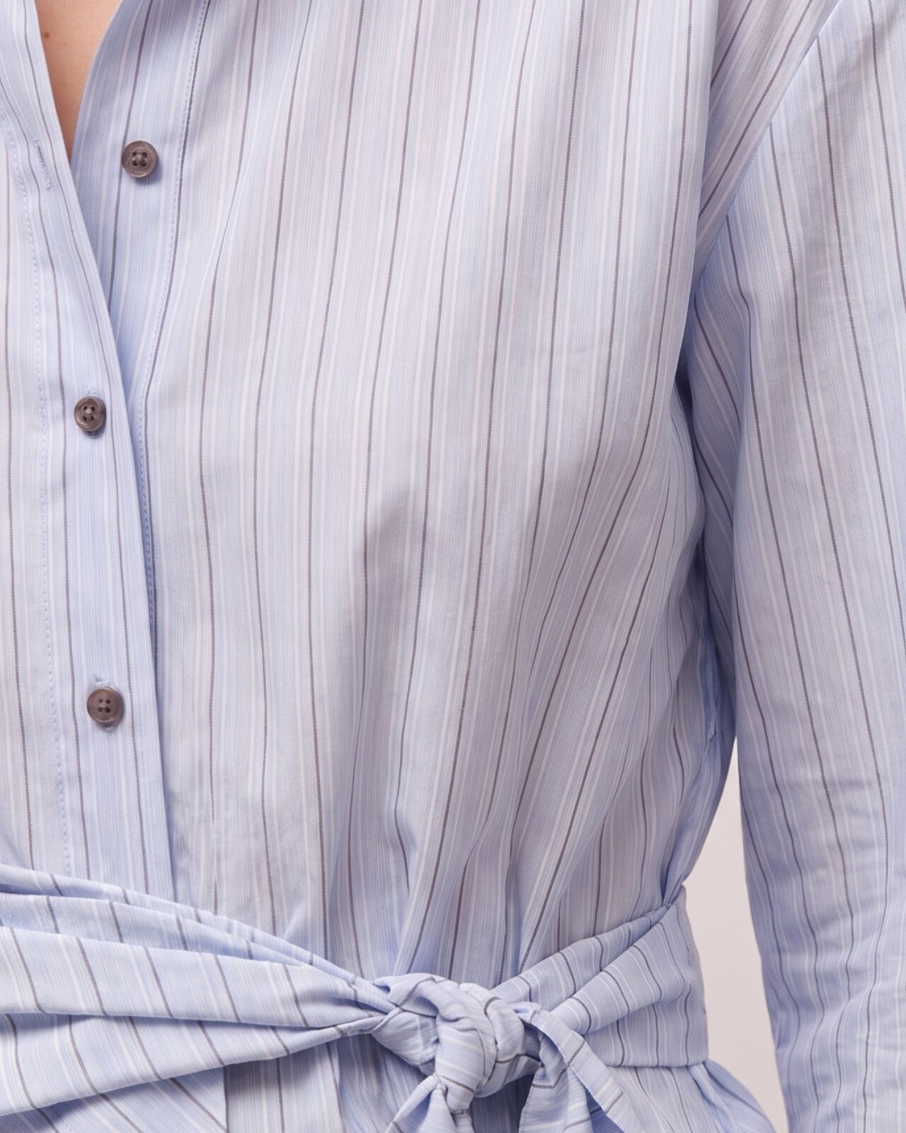 Camisa de mujer de rayas con detalle de lazo en la cintura - System Action - Azul Azul-4