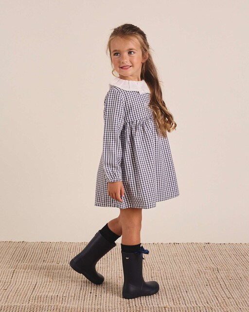 Imagen 0 de Vestido de niña en cuadros vichy azul y blanco con cuello volante en blanco