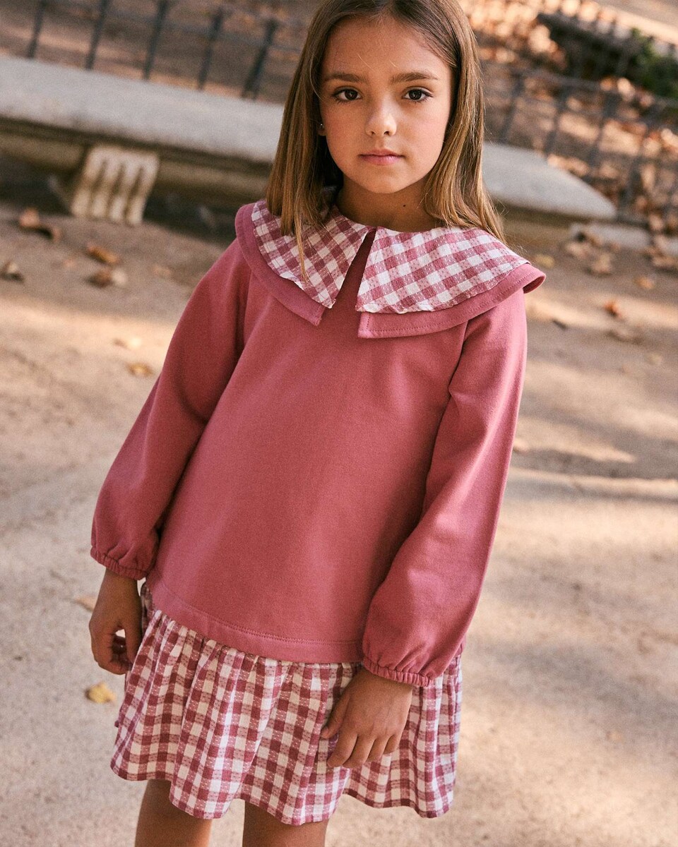 Vestido de felpa rosa con manga larga de niña combinado con