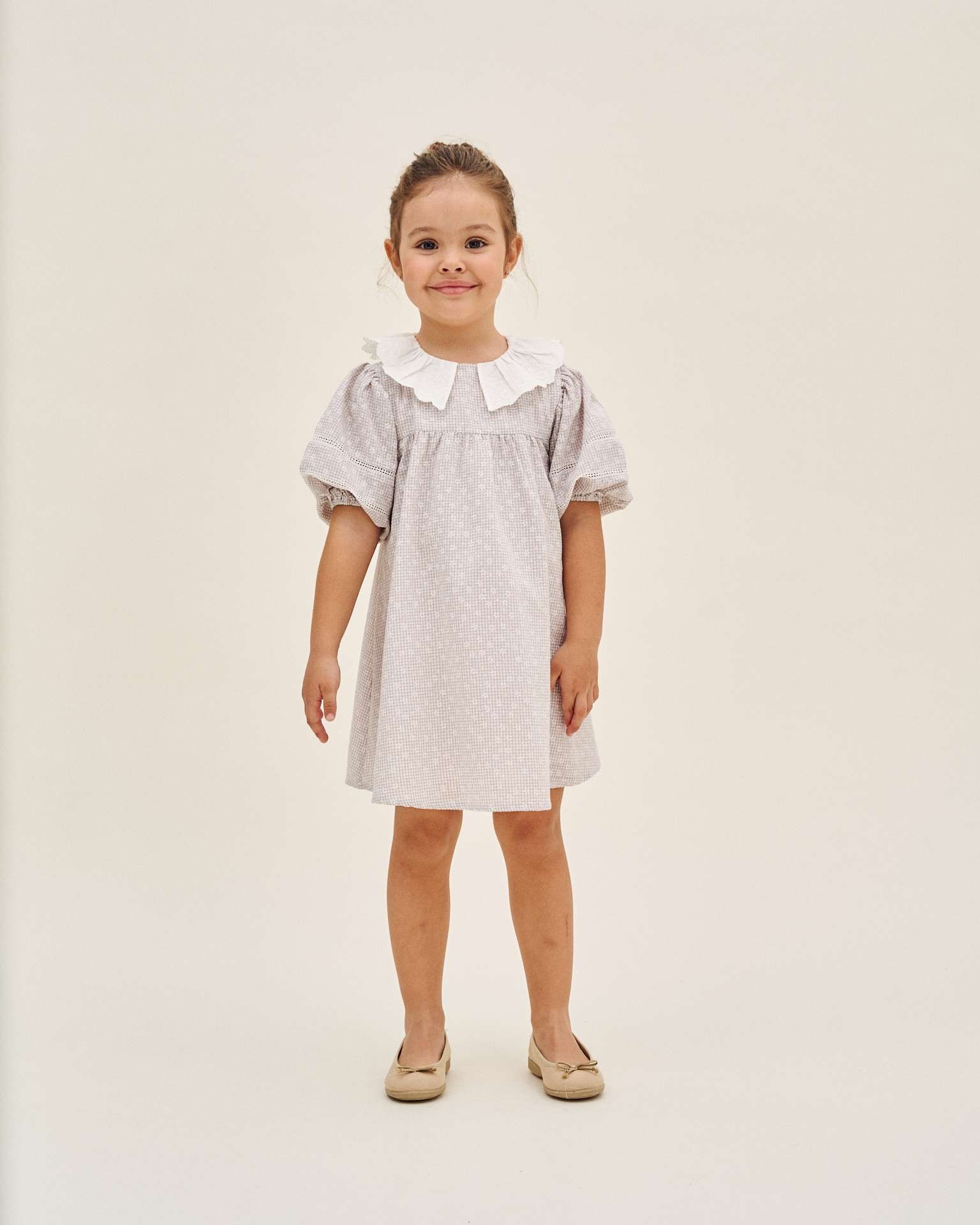 Imagen 0 de Vestido de niña gris multiestampado con manga abullonada y cuello volante Blanco
