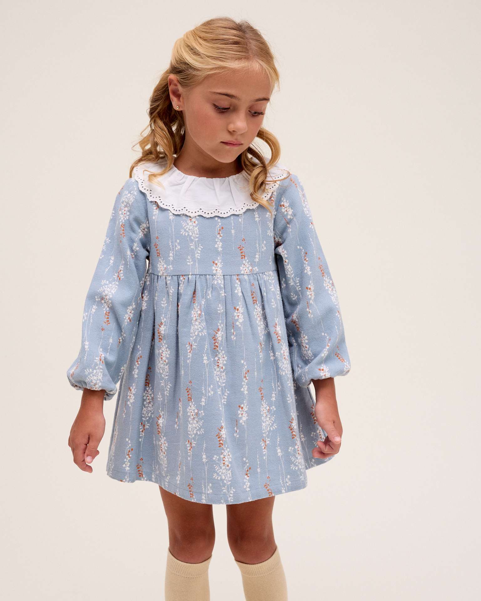 Imagen 1 de Vestido de niña con cuello con volante bordado Azul