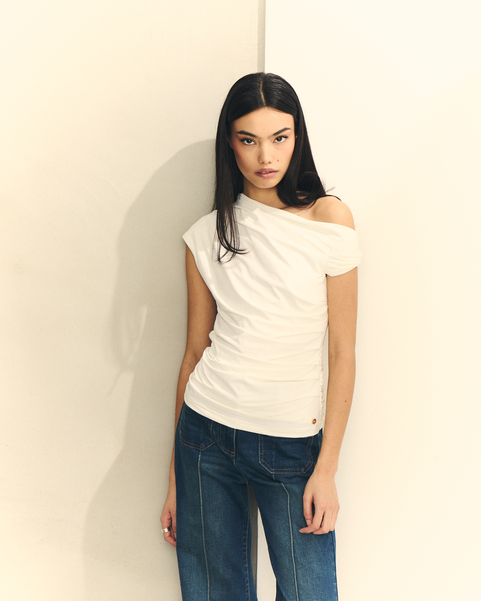 Hannibal Laguna Collection - Camiseta de mujer de tirantes con hombro caído asimétrico.