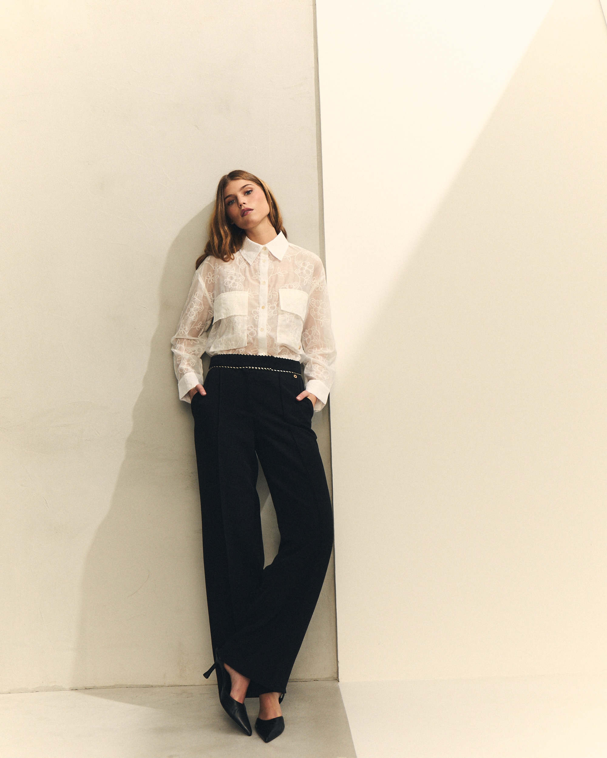 Hannibal Laguna Collection - Pantalón de mujer con bordado a contraste en la cinturilla.