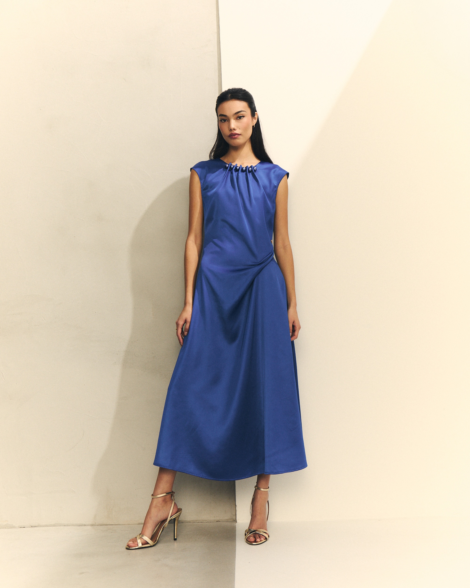 Hannibal Laguna Collection - Vestido midi sin mangas brillante con pliegues y perlas azules.