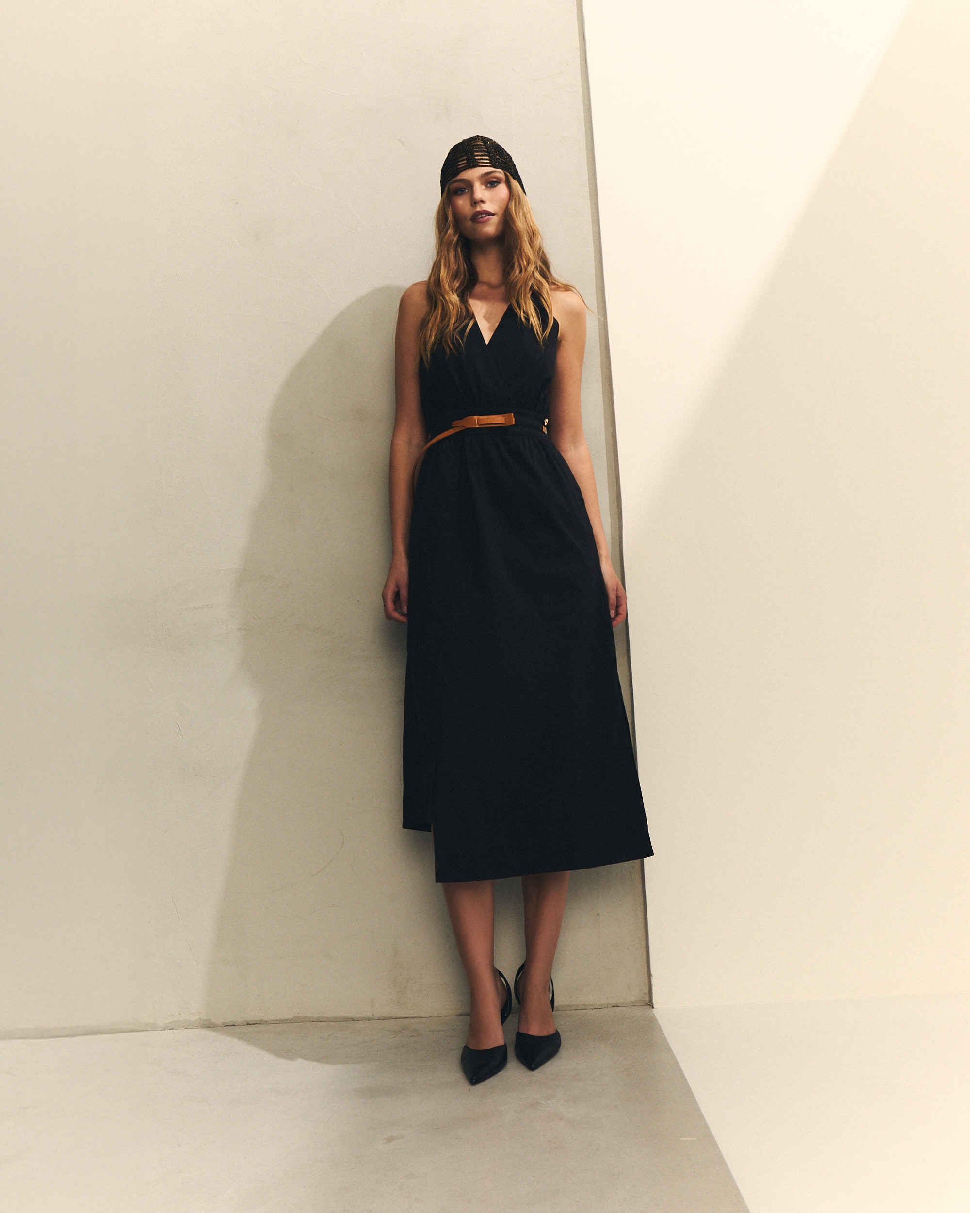 Hannibal Laguna Collection - Vestido midi sin mangas con escote en V con cinturón incorporado.