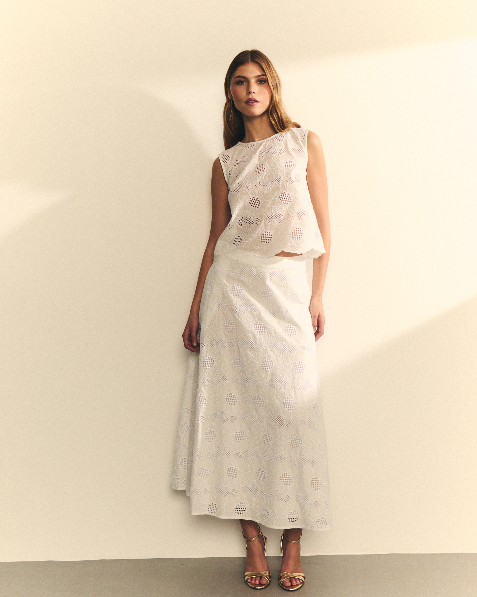 Hannibal Laguna Collection - Blusa de mujer sin mangas con broderie floral.