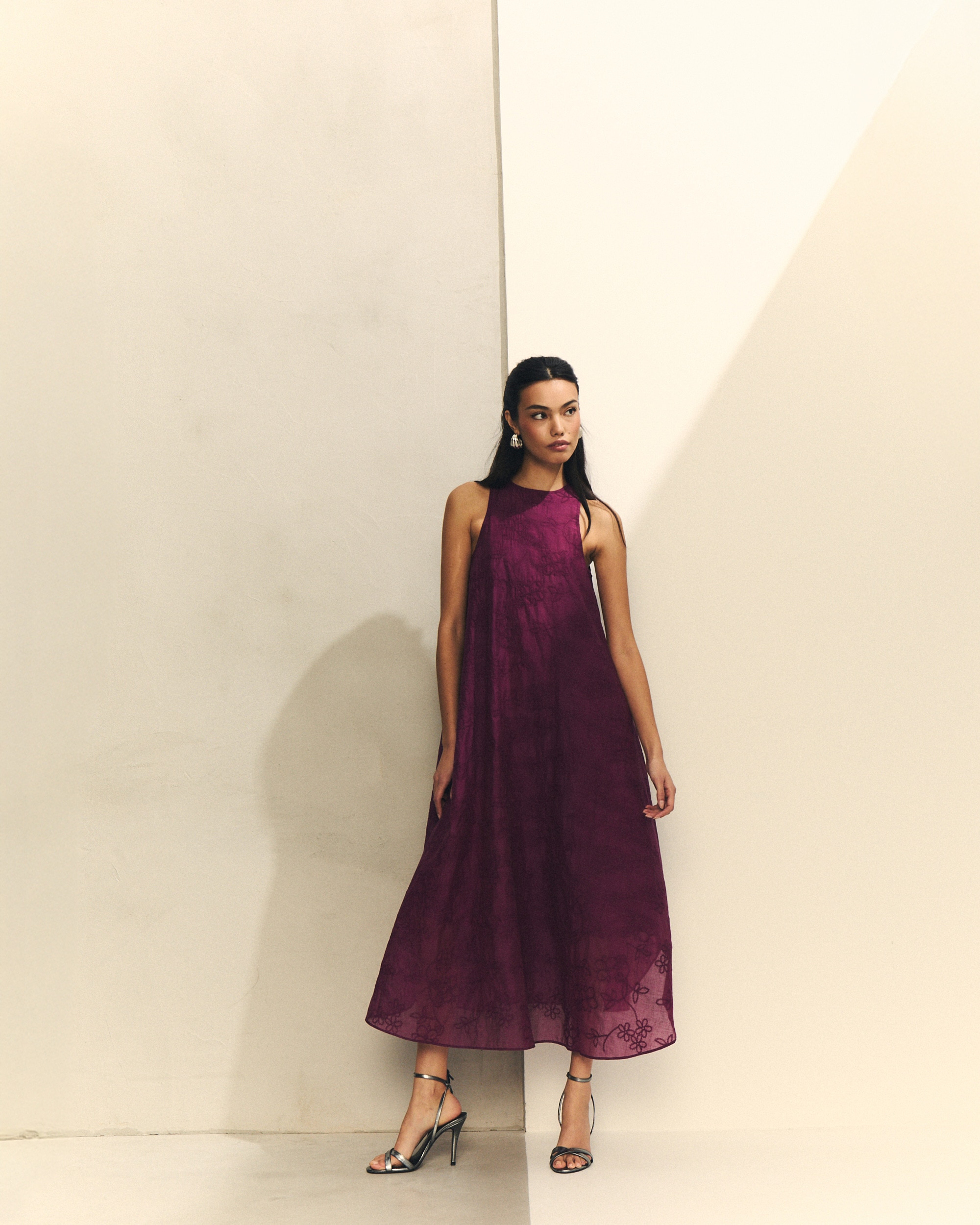Hannibal Laguna Collection - Vestido midi sin mangas con tejido bordado.