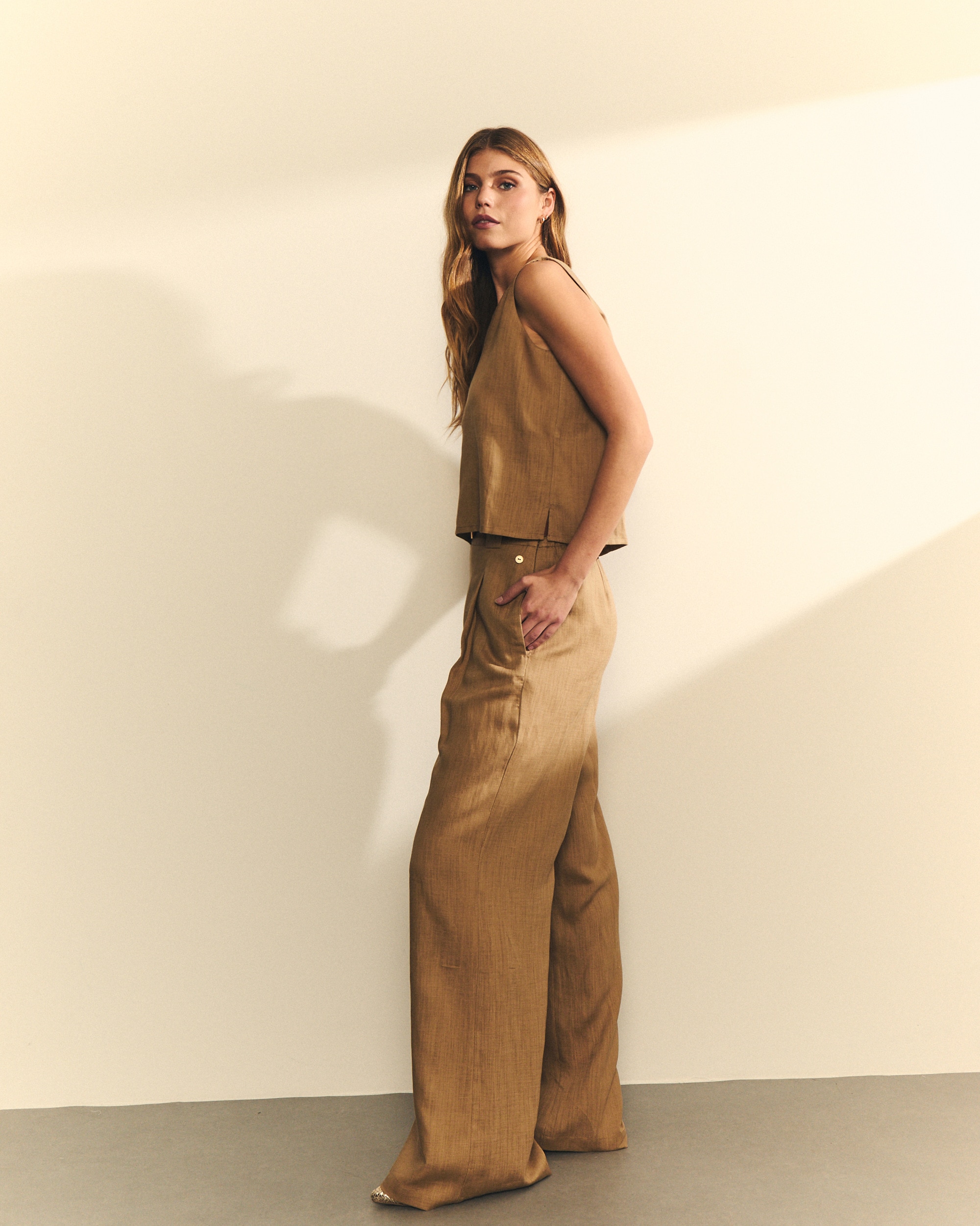 Blusa de mujer con tirantes y tejido rústico - Hannibal Laguna Collection - Camel Camel-2