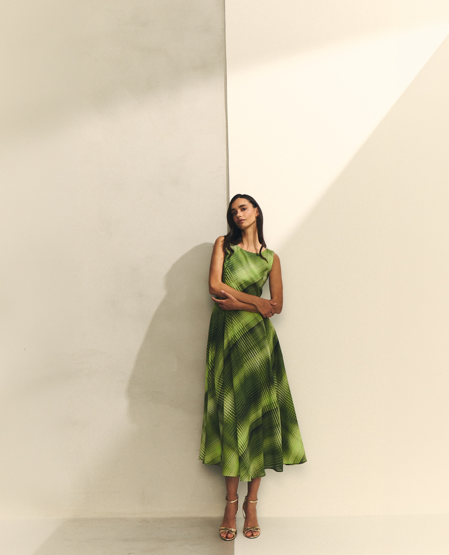 Hannibal Laguna Collection - Vestido fluido de vuelo con detalle descubierto en espalda.