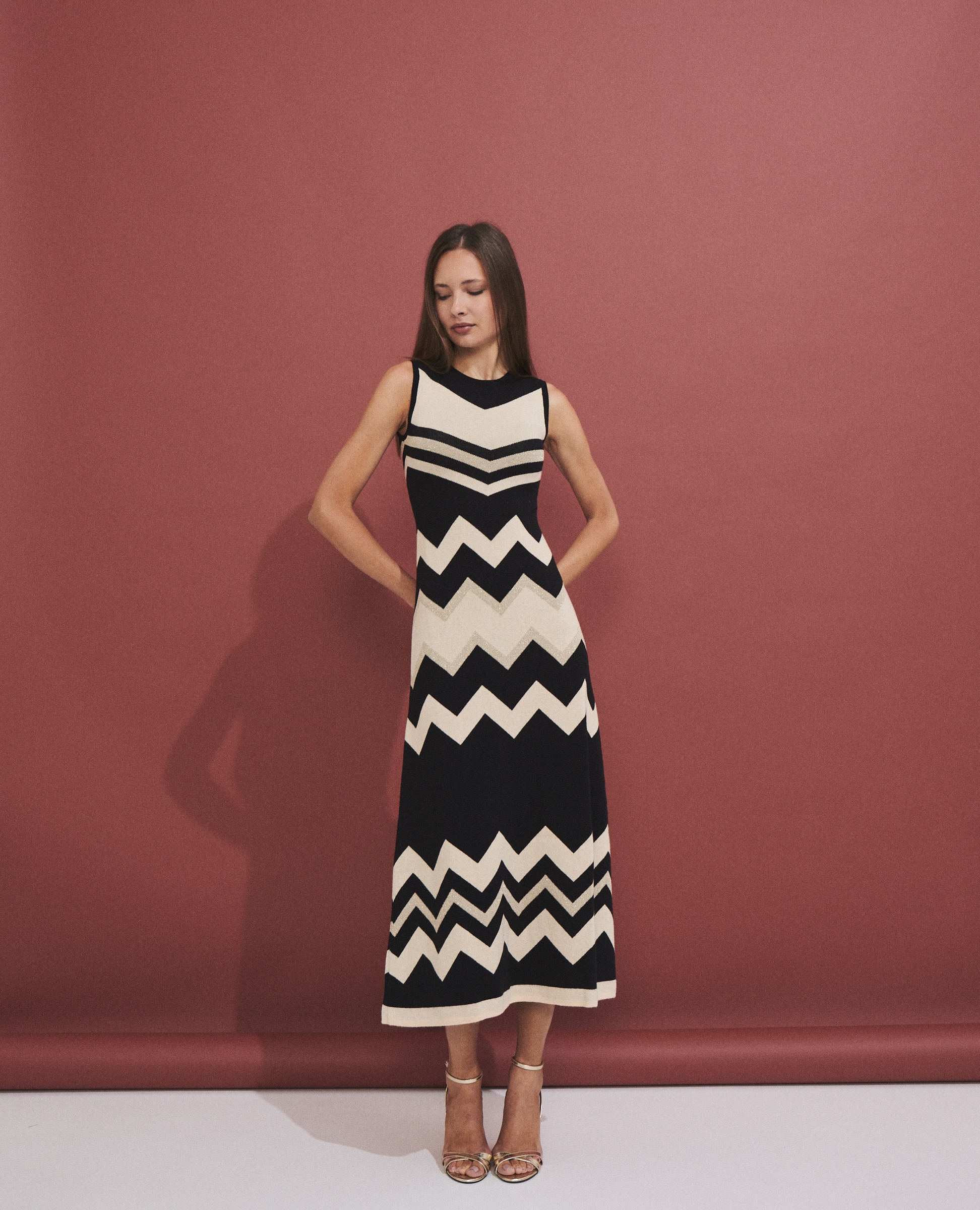 Imagen 1 de Vestido largo de mujer de punto con dibujo geométrico Negro