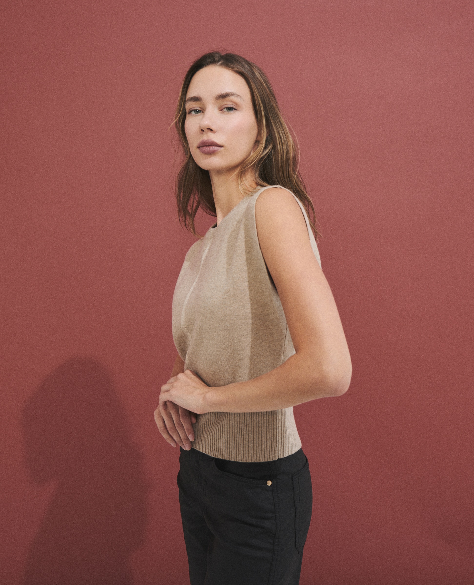 Chaleco estilo top de mujer sin mangas con hombros estructurados - Hannibal Laguna Collection - Natural Natural-3