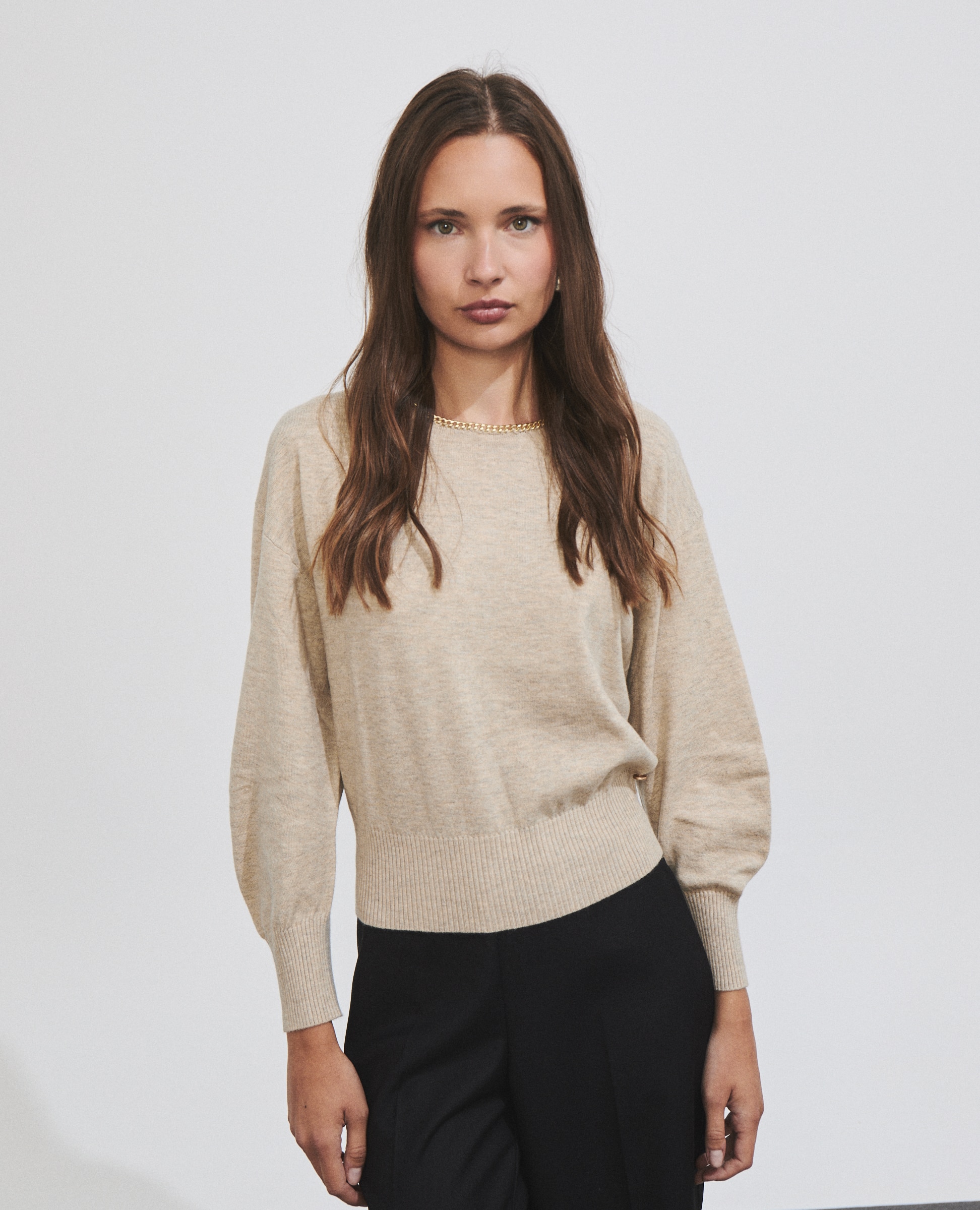 Imagen 0 de Jersey de mujer con detalle de cadena en el escote Natural