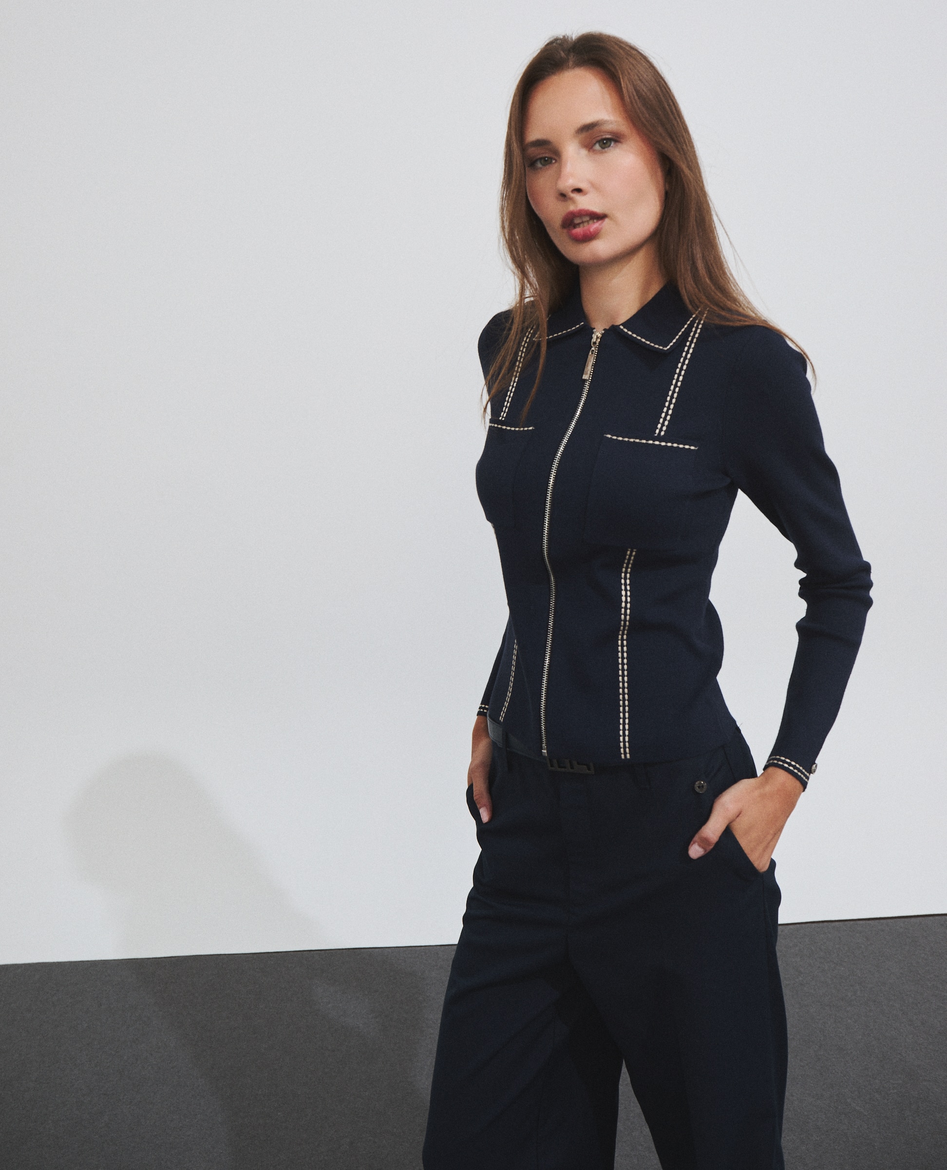 Imagen 0 de Chaqueta de punto de mujer con cremallera y bolsillos de parche Azul marino