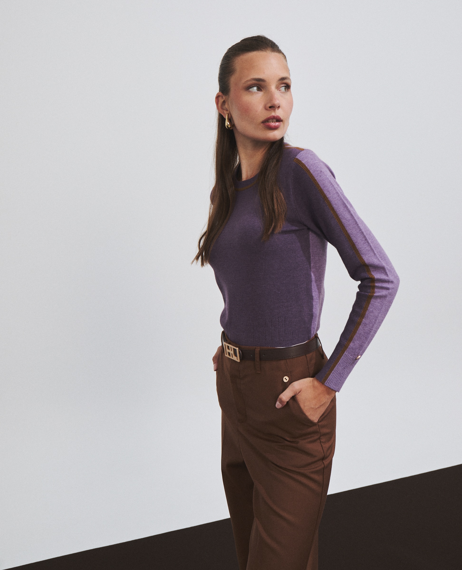 Imagen 0 de Jersey bicolor de mujer de punto fino con detalle de rayas en mangas Violeta