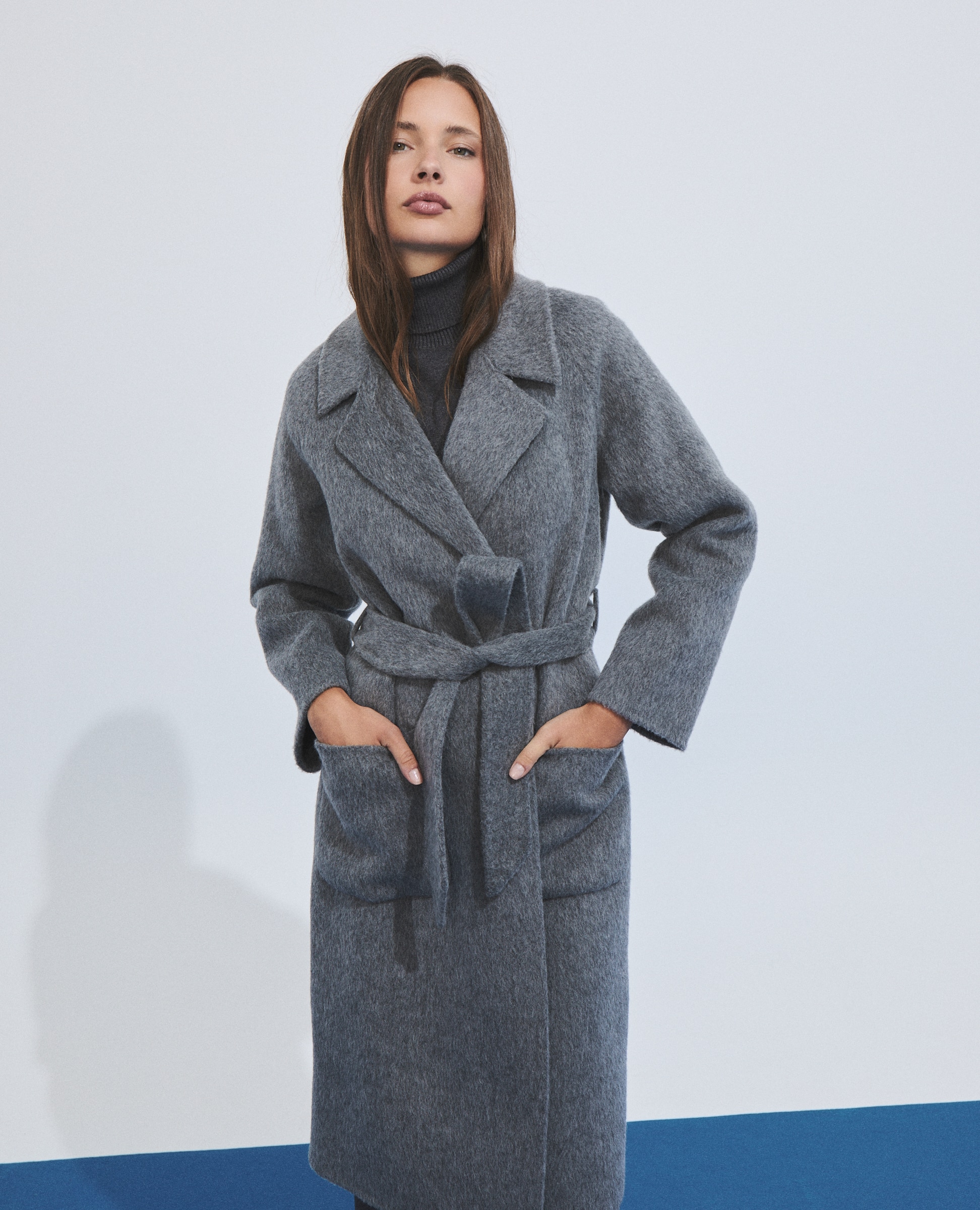 Abrigo de mujer con cinturón y cuello con solapas - Hannibal Laguna Collection - Gris Gris-1