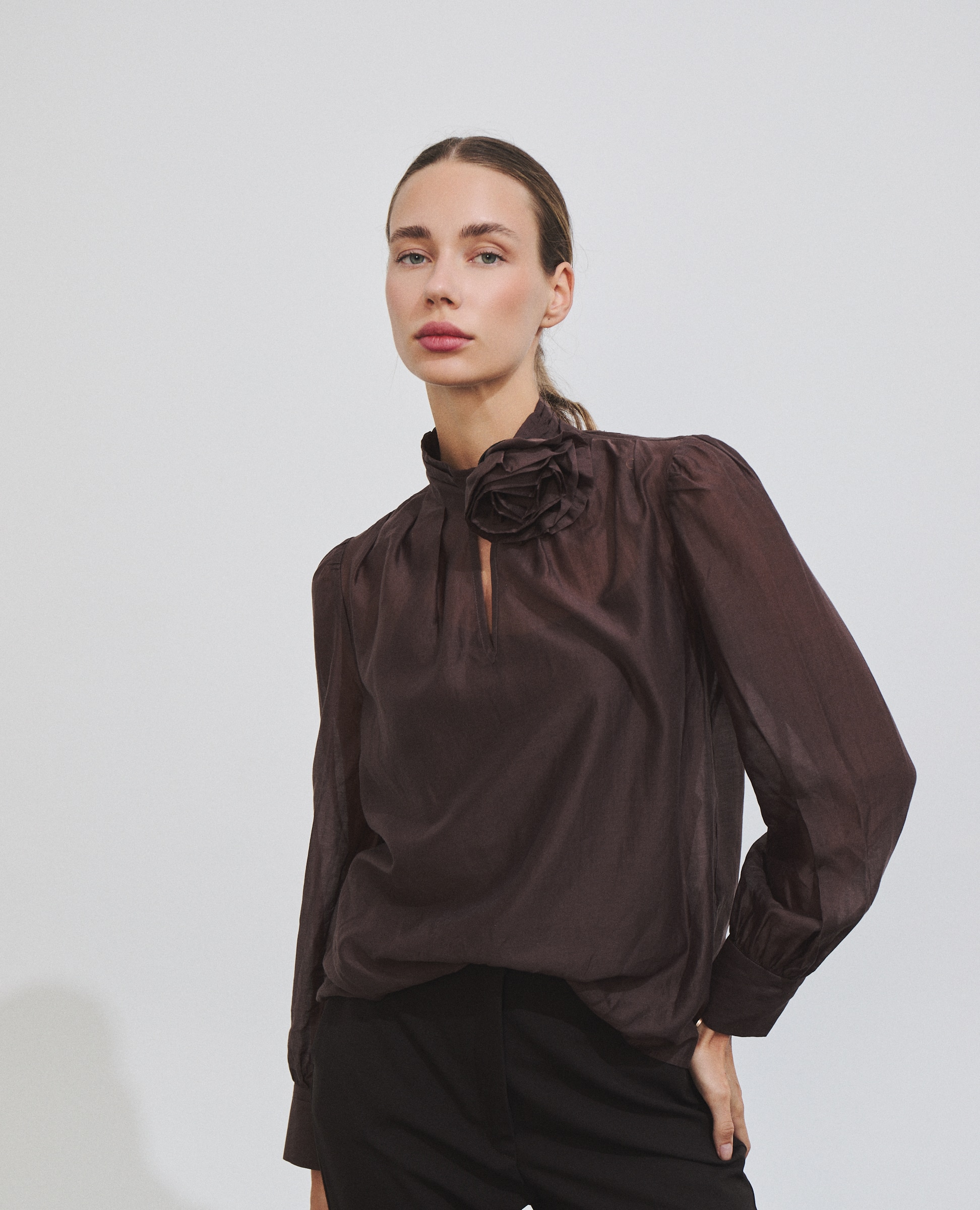 Blusa de mujer de manga larga con broche - Hannibal Laguna Collection - Marrón Marrón-1