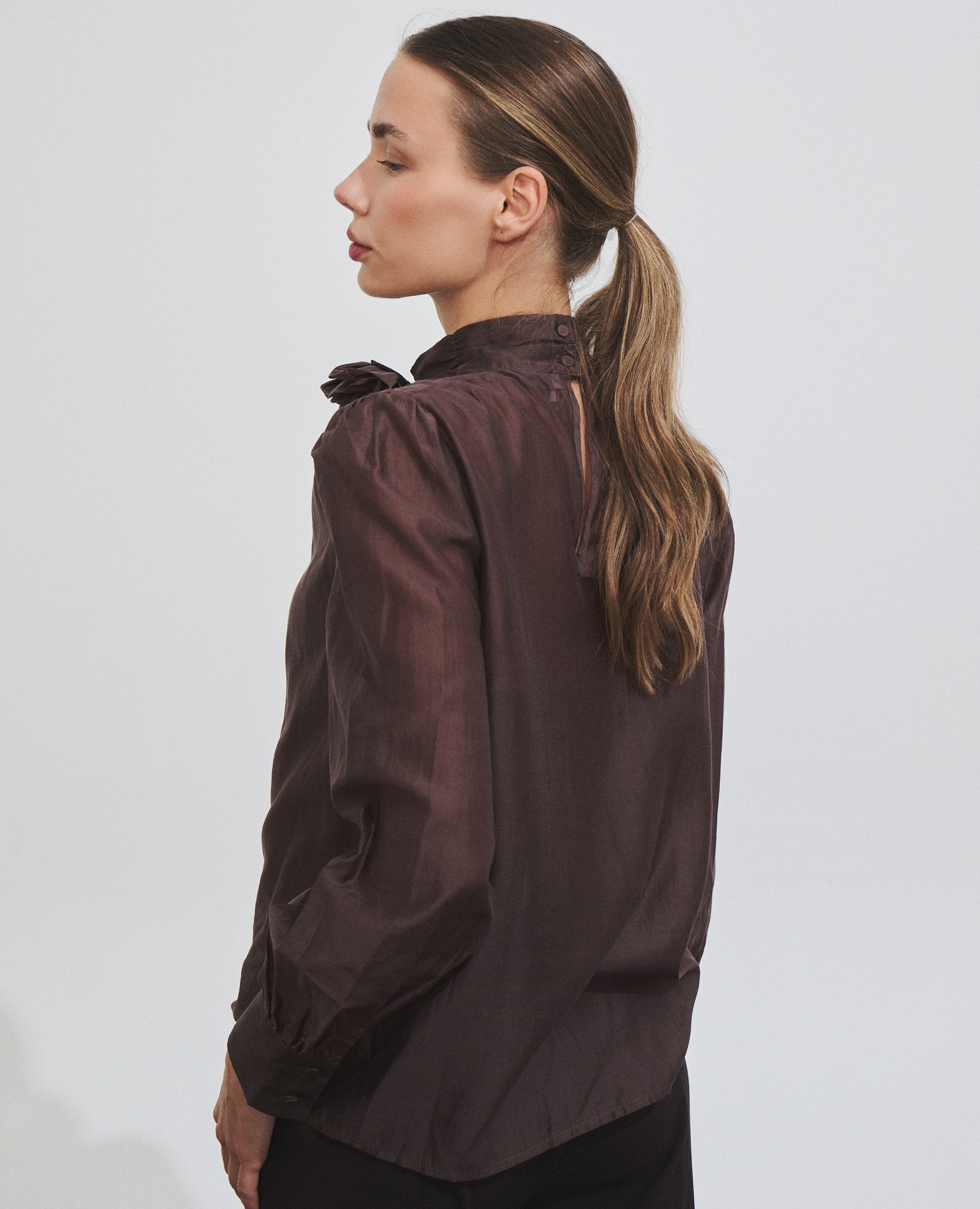 Blusa de mujer de manga larga con broche - Hannibal Laguna Collection - Marrón Marrón-4