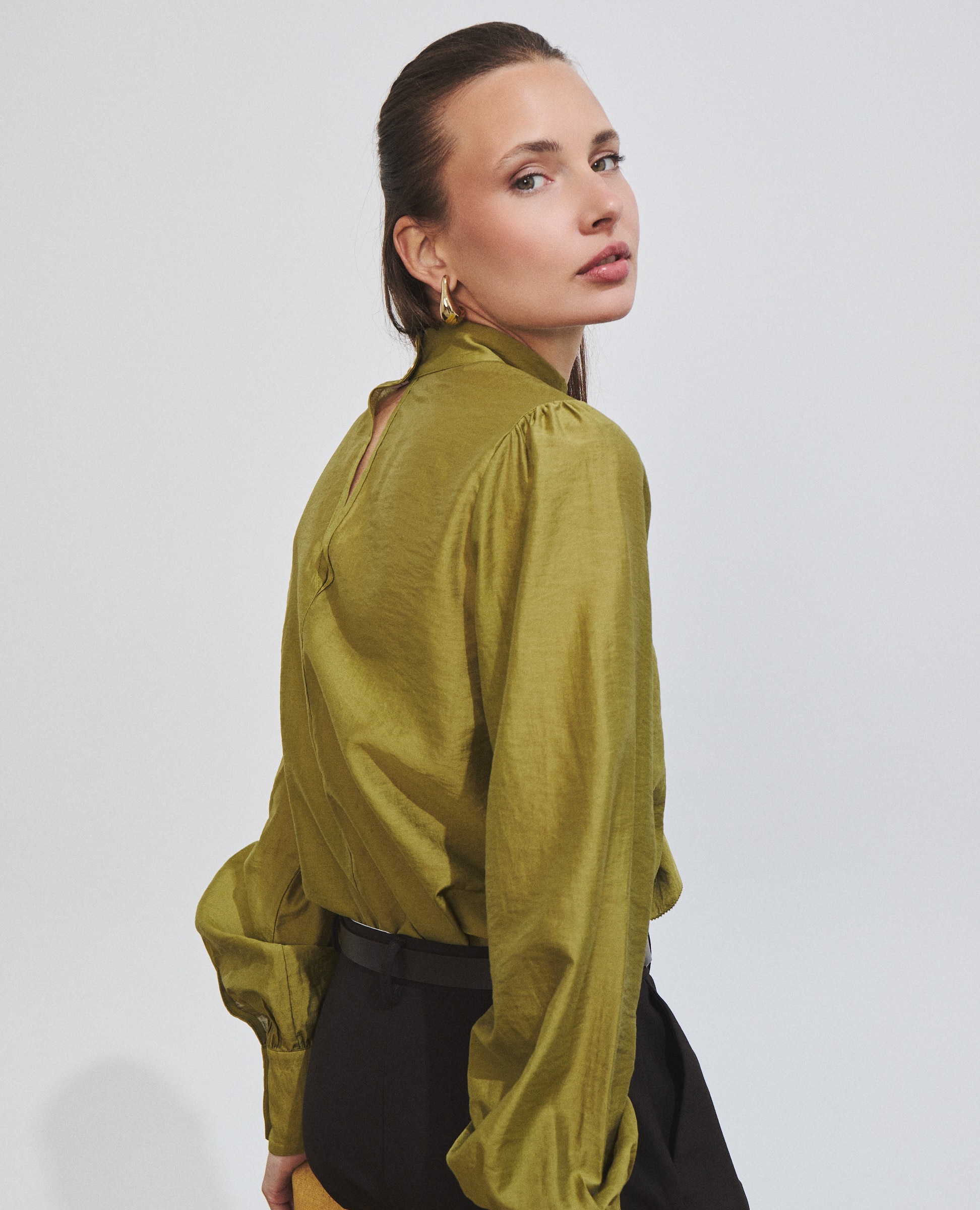 Blusa de mujer con volantes en el delantero - Hannibal Laguna Collection - Verde Oliva Verde Oliva-3