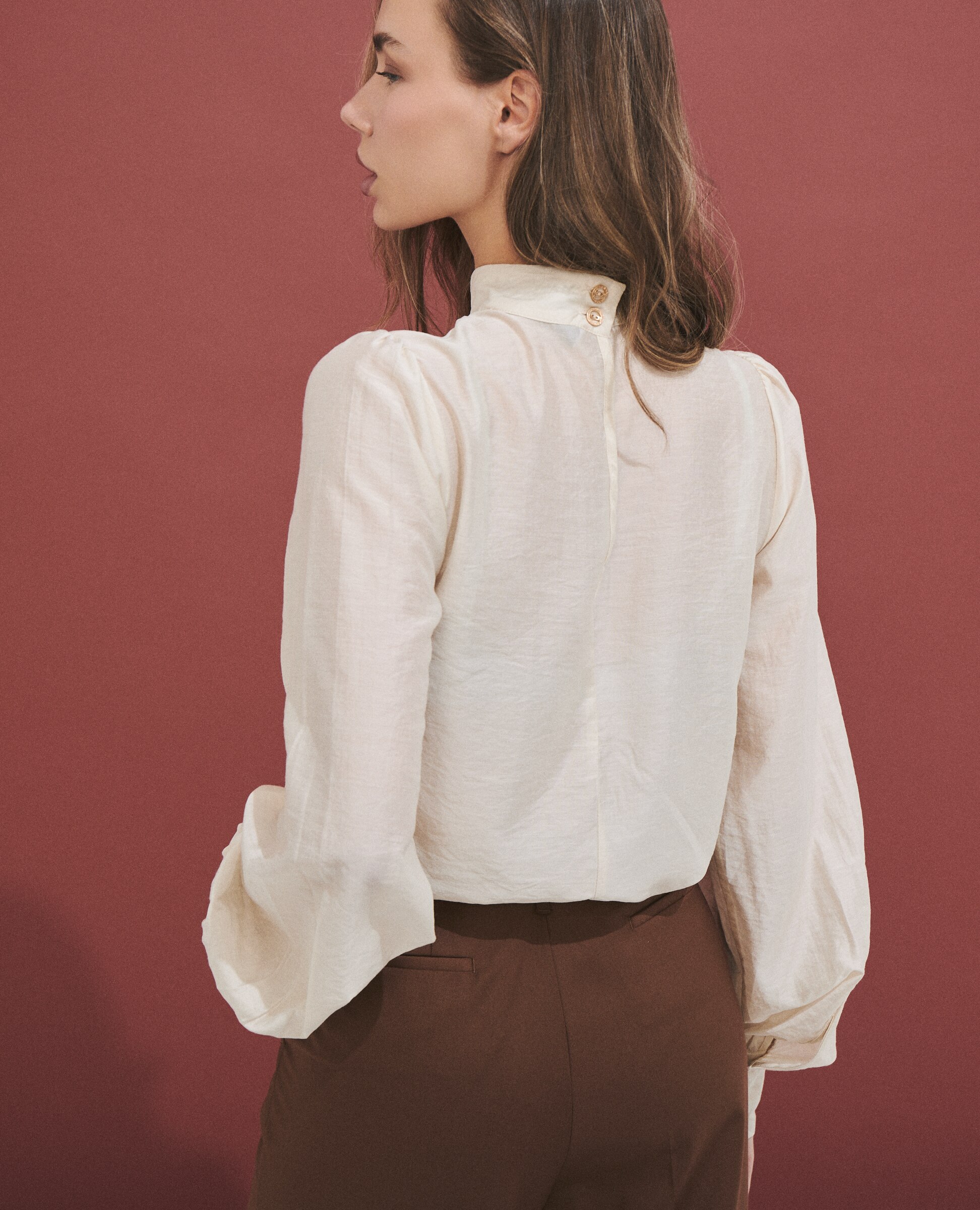 Blusa de mujer con volantes en el delantero - Hannibal Laguna Collection - Champagne Champagne-4