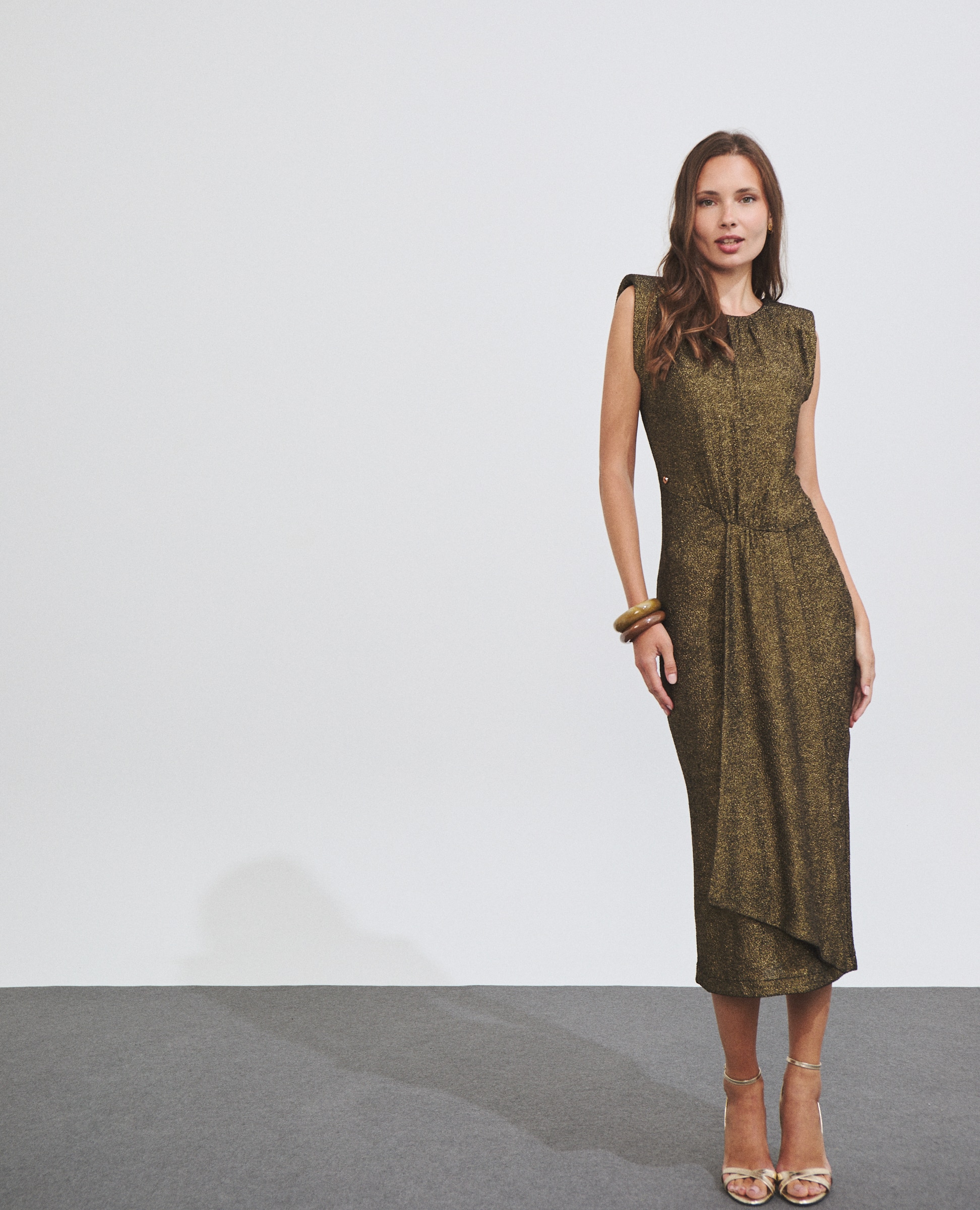 Imagen 1 de Vestido largo drapeado con cuello alto Oro