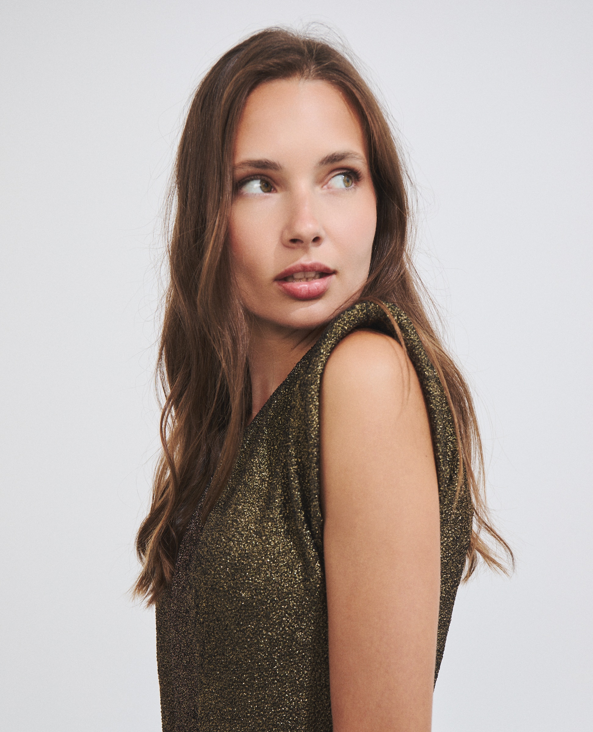 Imagen 4 de Vestido largo drapeado con cuello alto - Hannibal Laguna Collection - Oro Oro
