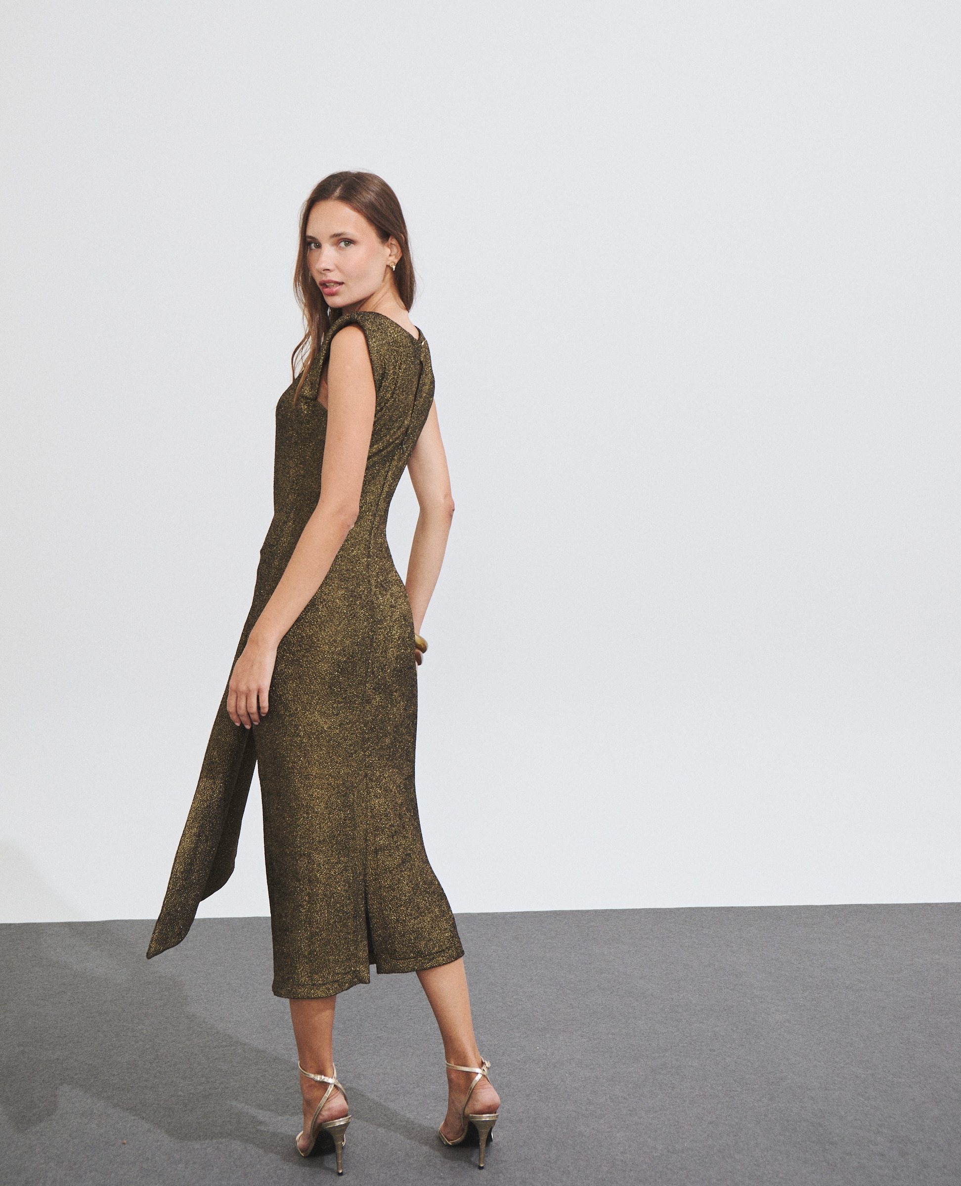 Imagen 6 de Vestido largo drapeado con cuello alto - Hannibal Laguna Collection - Oro Oro
