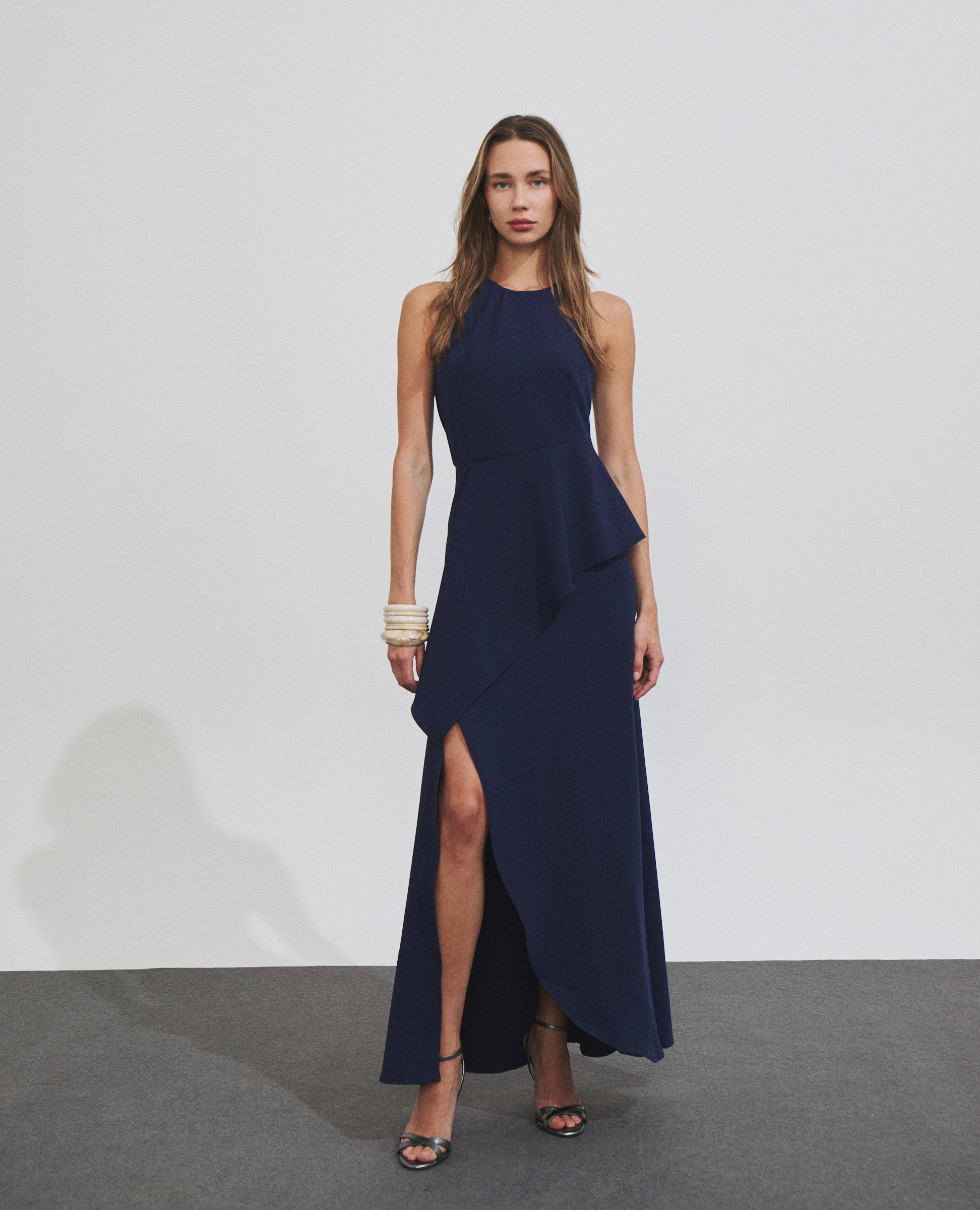 Imagen 0 de Vestido largo asimétrico con volante cruzado Azul marino