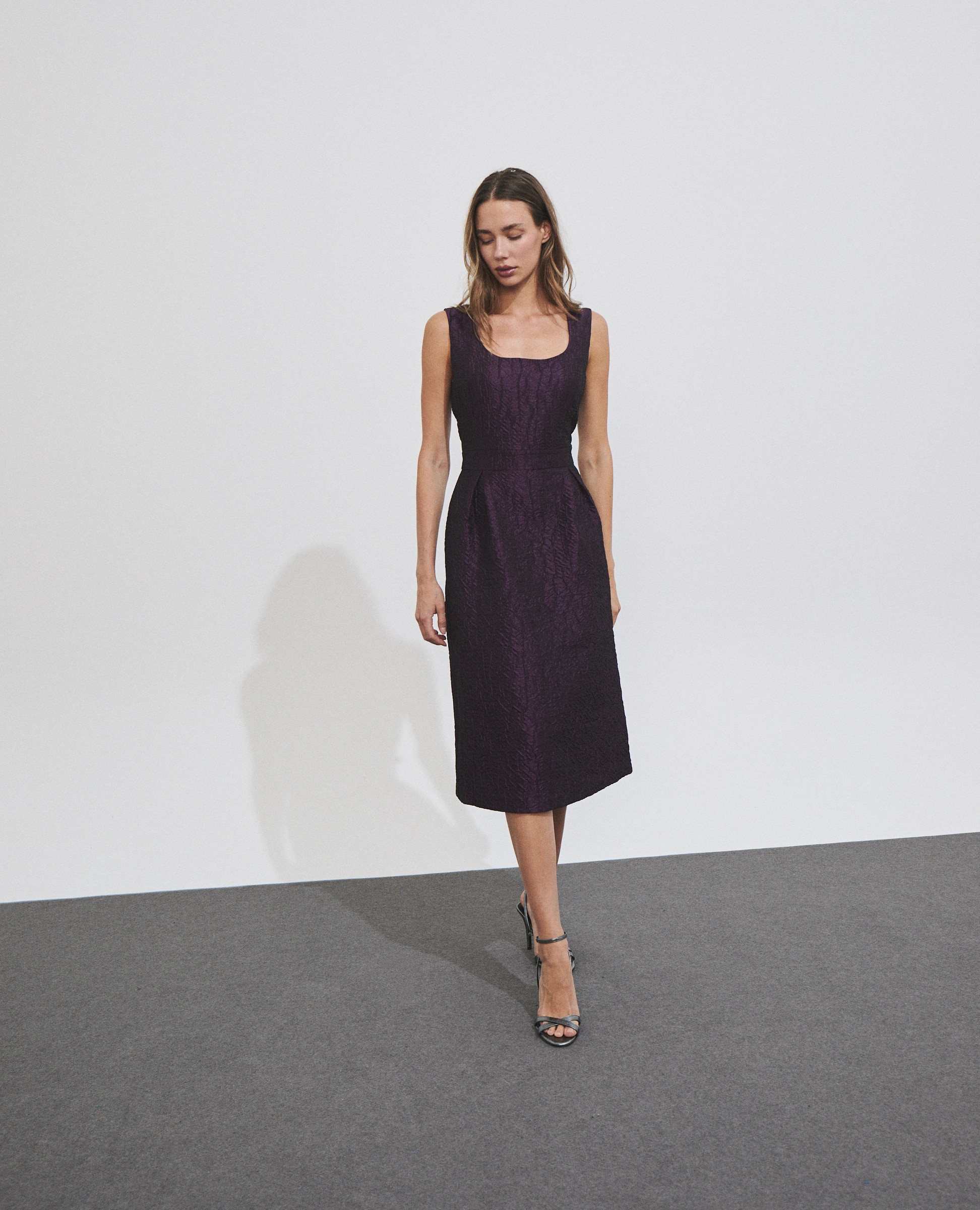 Imagen 0 de Vestido midi de tejido jacquard Morado