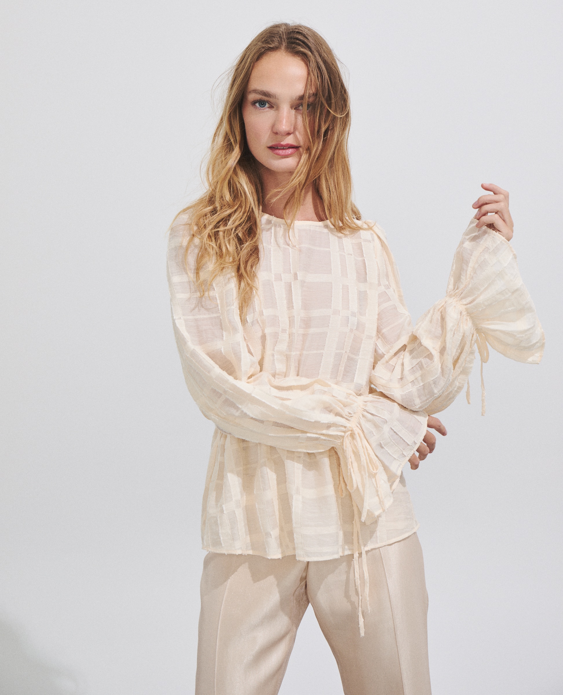 Imagen 1 de Blusa de mujer con tejido de cuadros y mangas ajustables Crudo