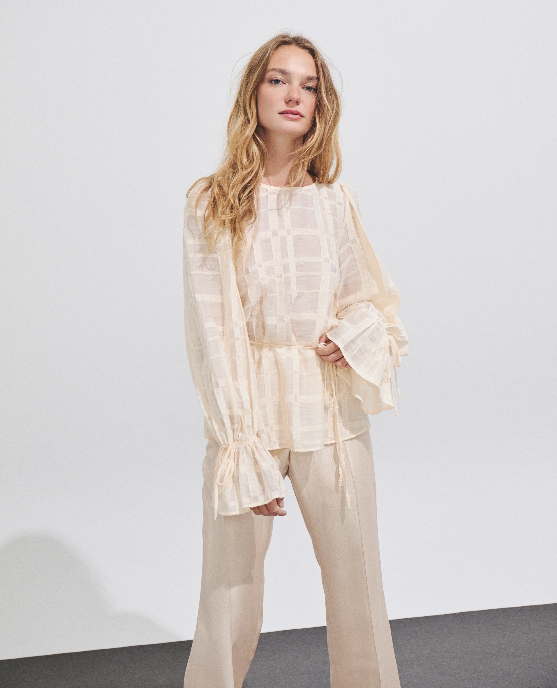 Imagen 2 de Blusa de mujer con tejido de cuadros y mangas ajustables - Hannibal Laguna Collection - Crudo Crudo