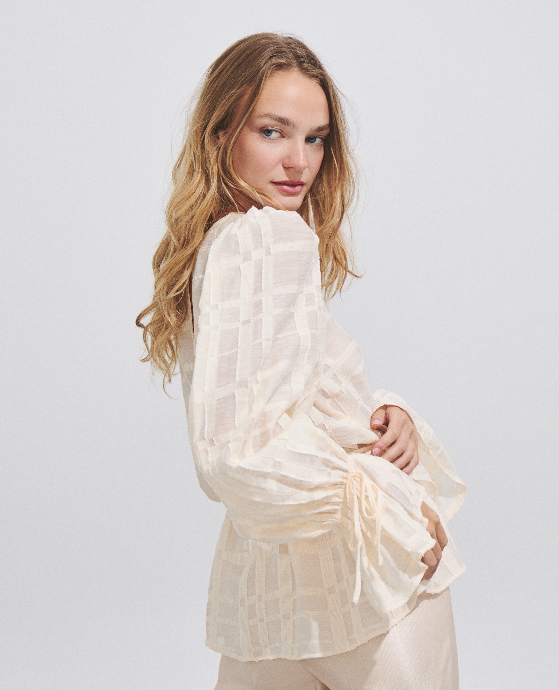 Imagen 3 de Blusa de mujer con tejido de cuadros y mangas ajustables - Hannibal Laguna Collection - Crudo Crudo